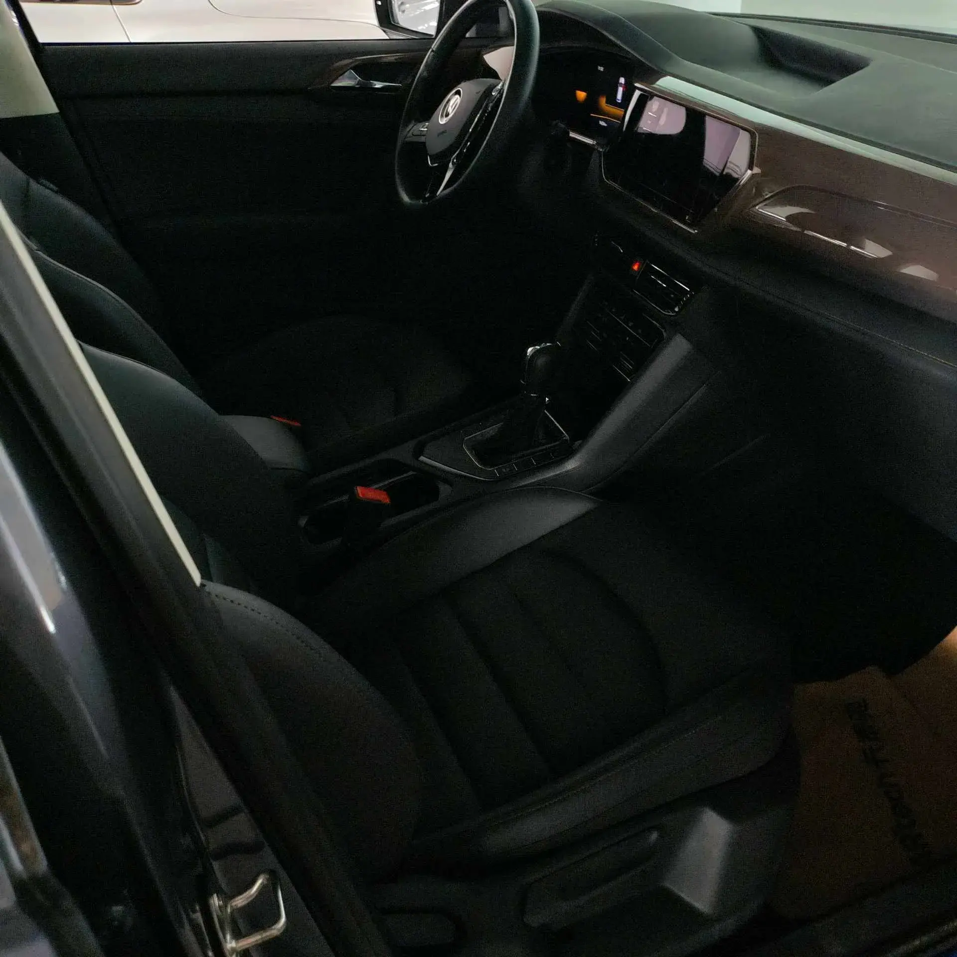 2021 VOLKSWAGEN THARU thumbnail 4