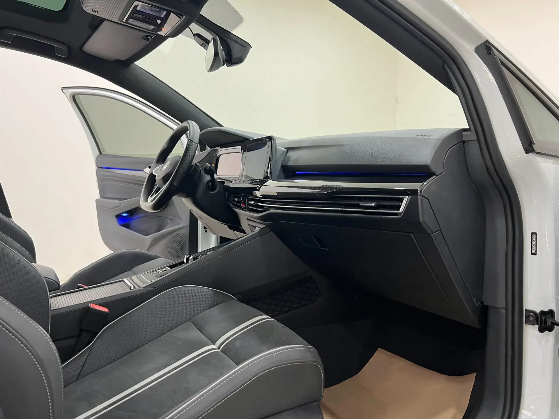 2021 VOLKSWAGEN GOLF thumbnail 4