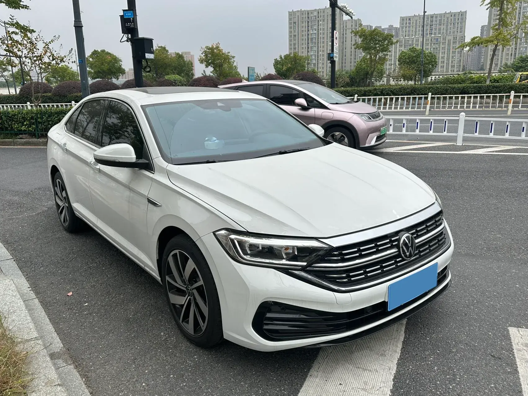 2025 VOLKSWAGEN SAGITAR thumbnail 3