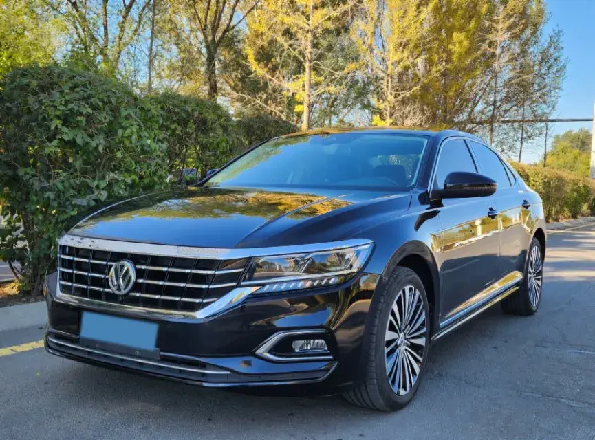 2019 VOLKSWAGEN PASSAT view 1