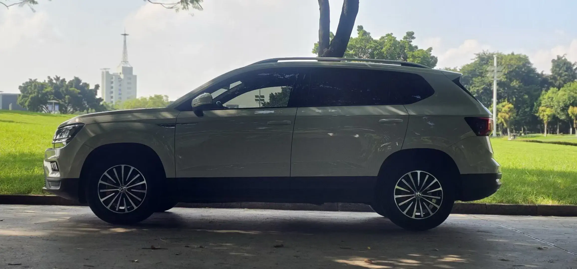 2020 VOLKSWAGEN THARU thumbnail 3