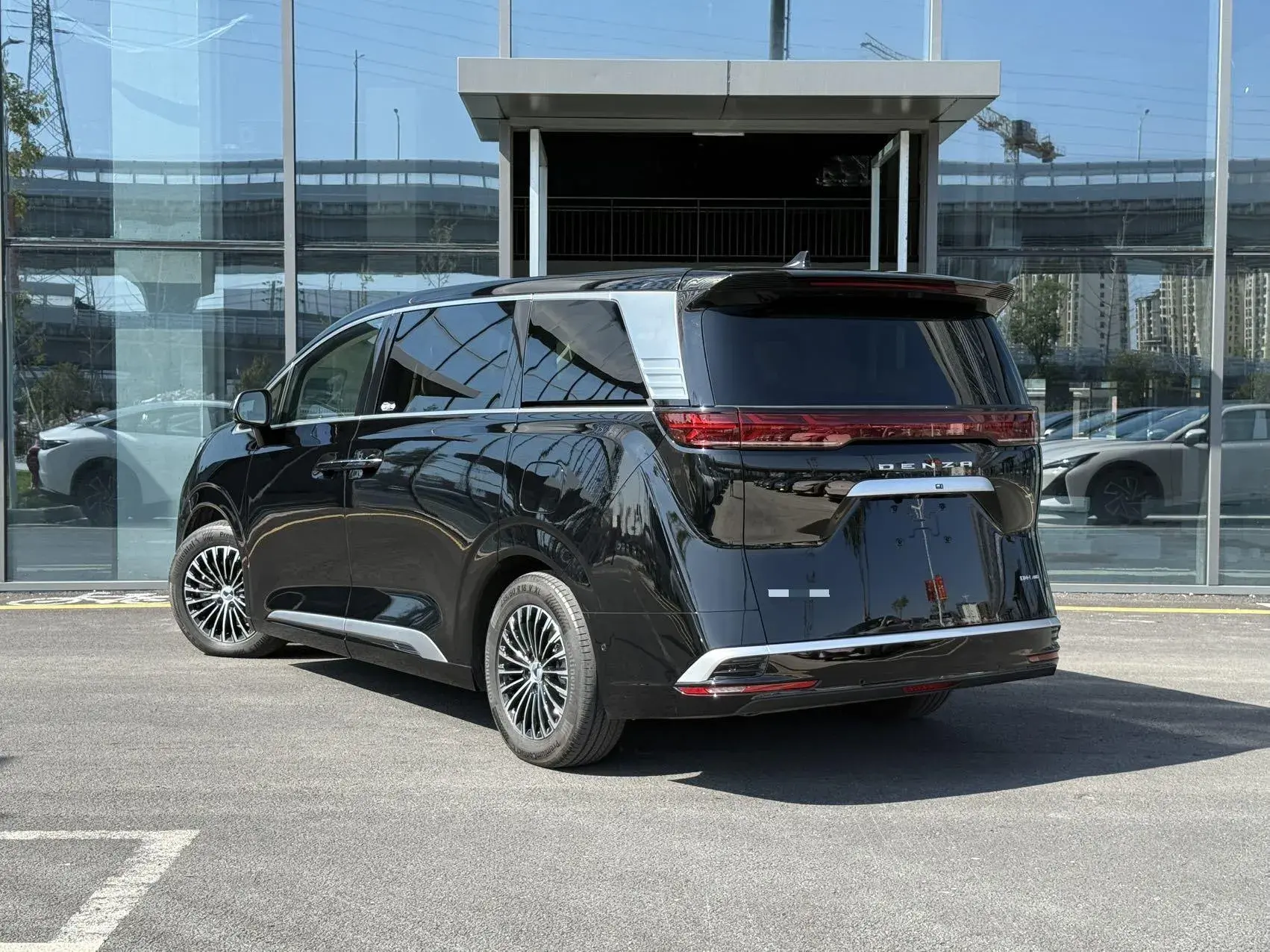 2022 DENZA D9 thumbnail 4