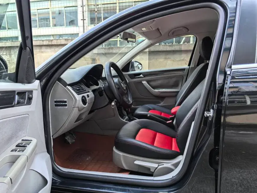 2013 VOLKSWAGEN BORA thumbnail 3