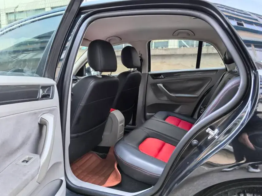 2013 VOLKSWAGEN BORA thumbnail 4