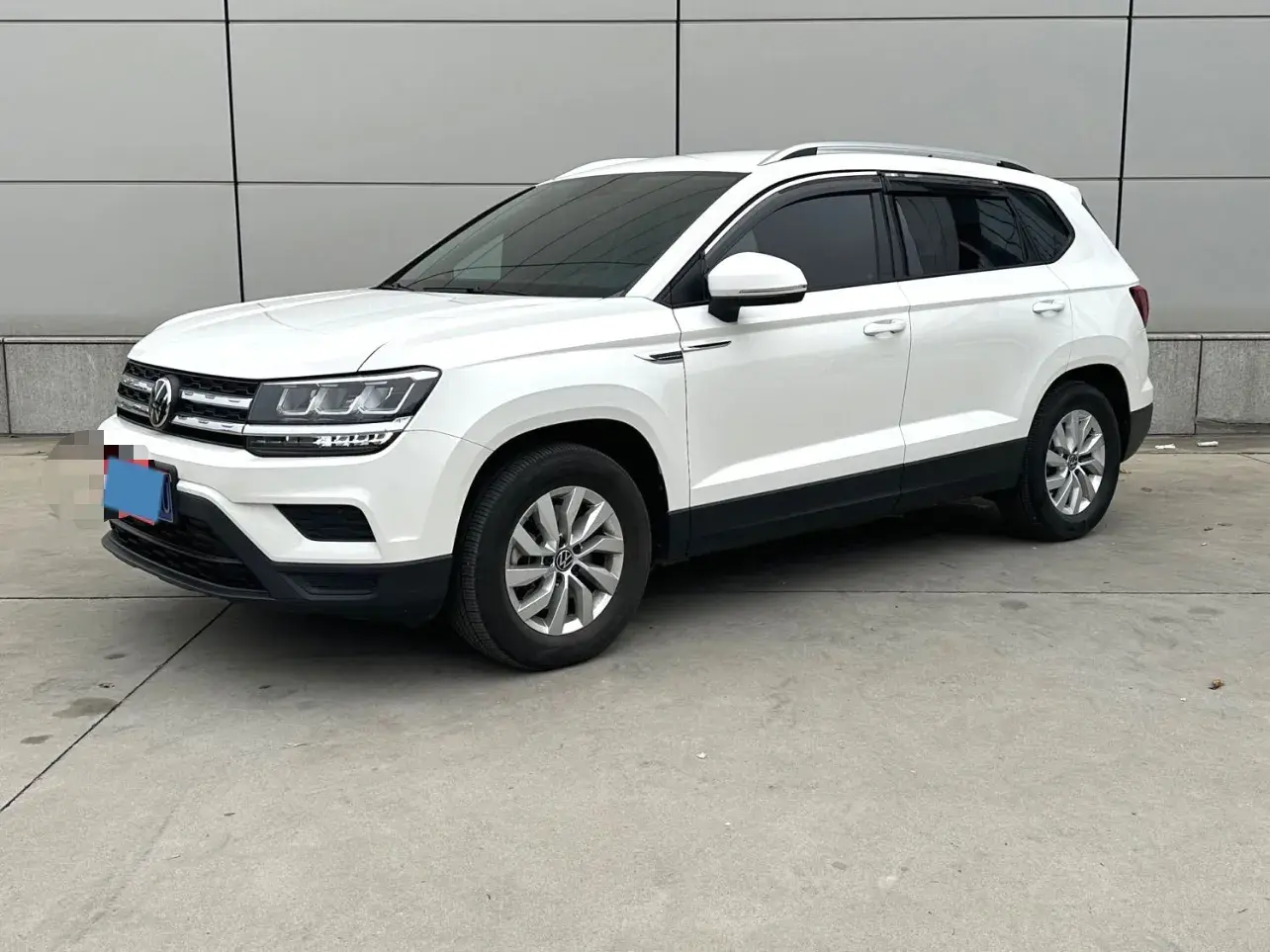 2022 VOLKSWAGEN THARU view 1