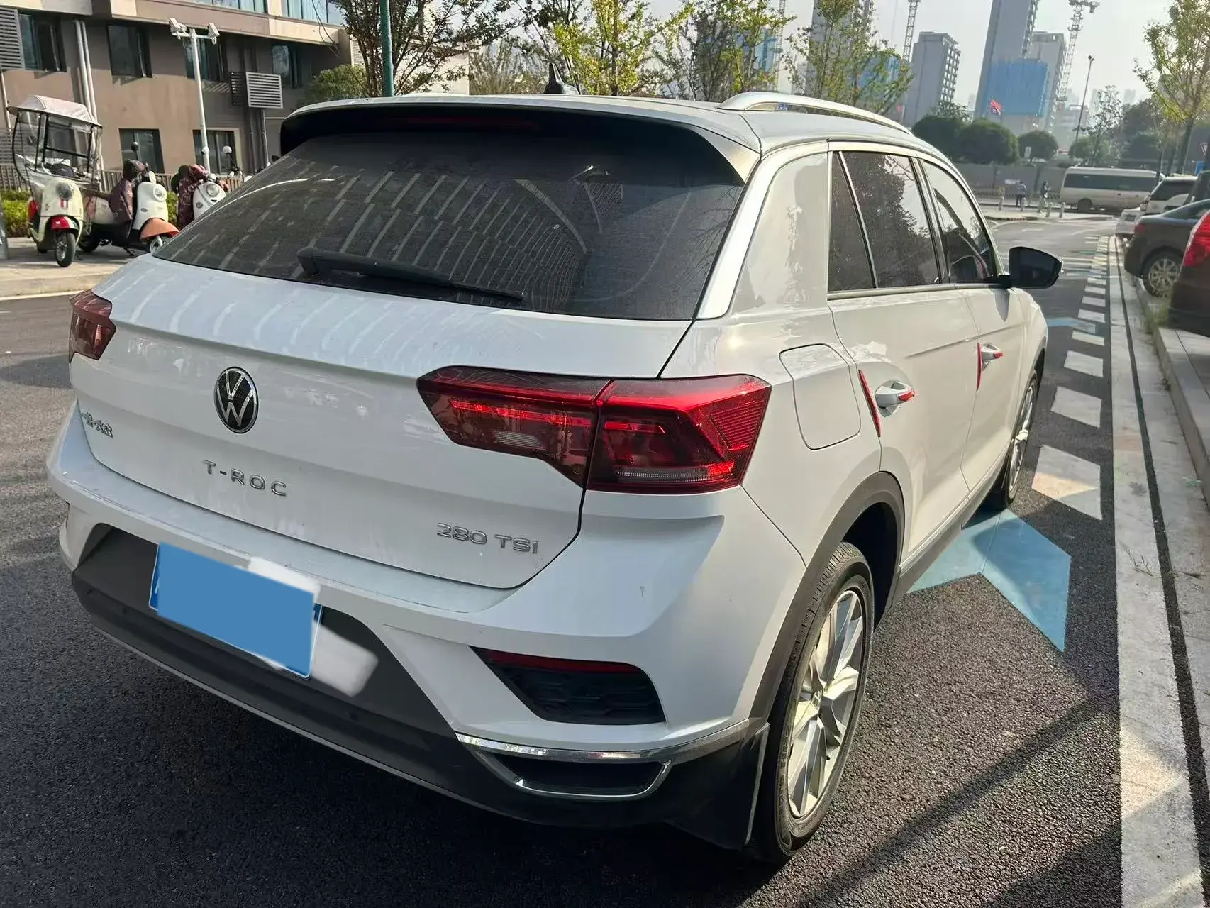 2021 VOLKSWAGEN T-ROC thumbnail 3