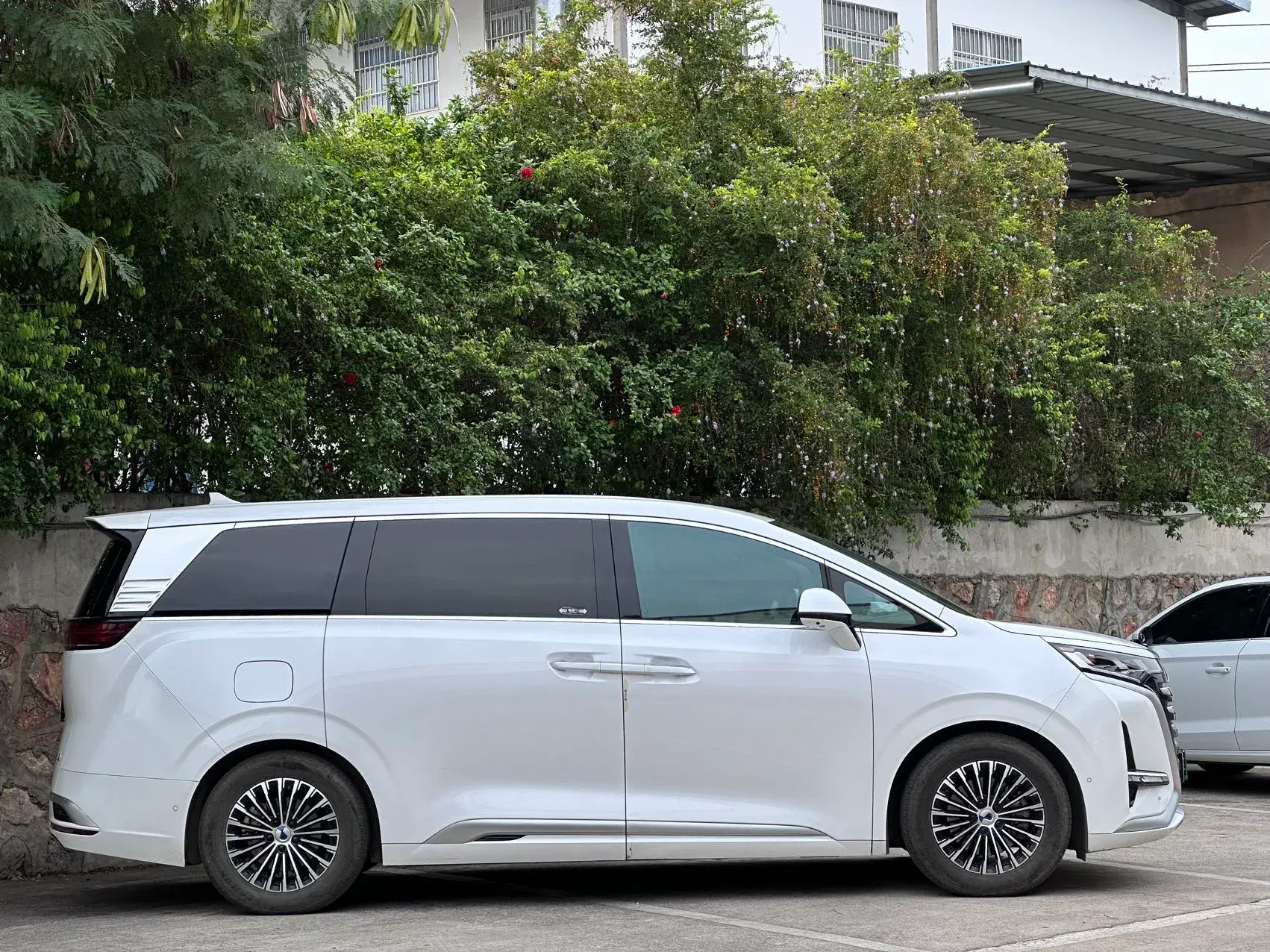 2022 DENZA D9 thumbnail 3