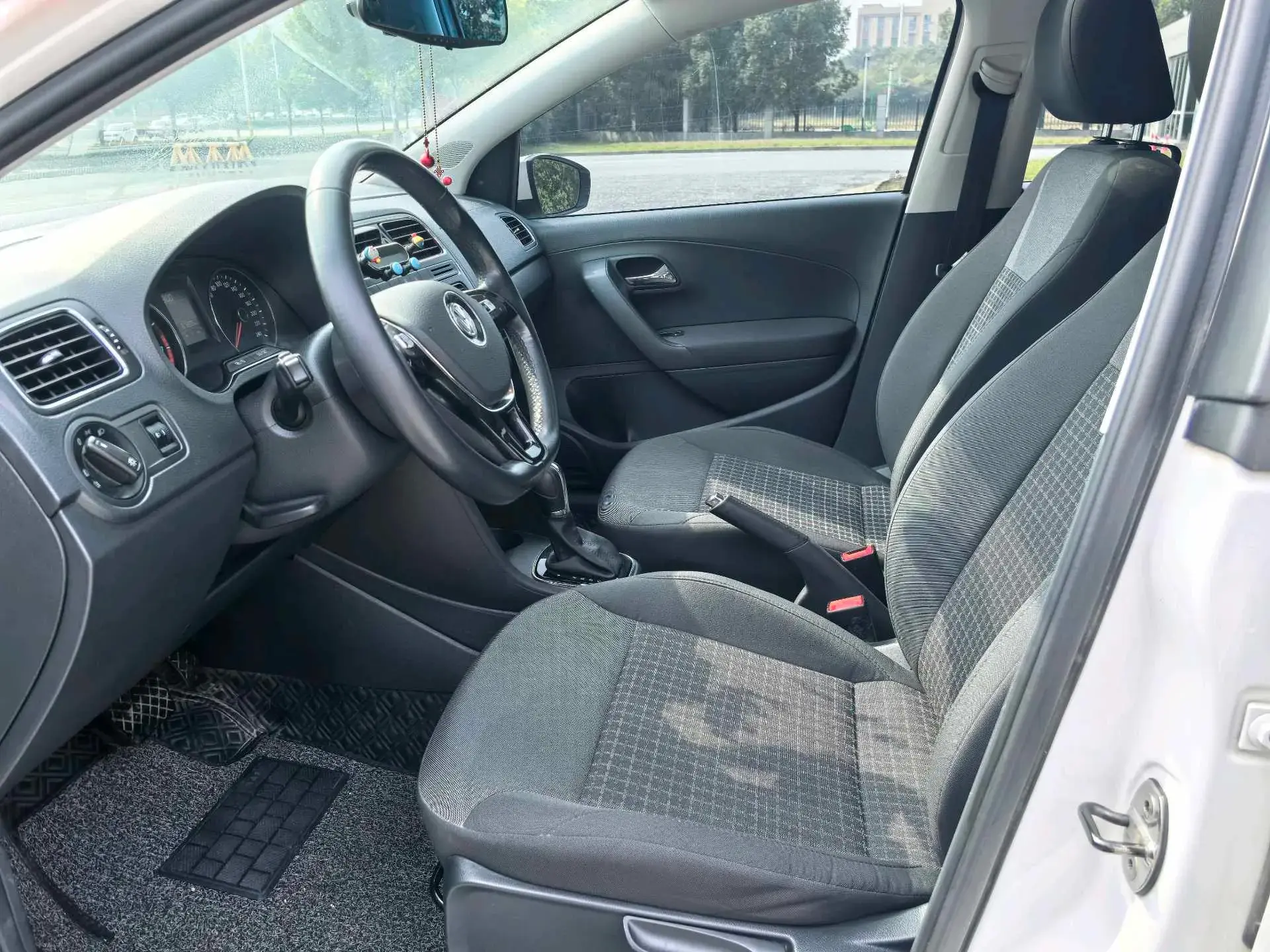 2016 VOLKSWAGEN POLO thumbnail 4