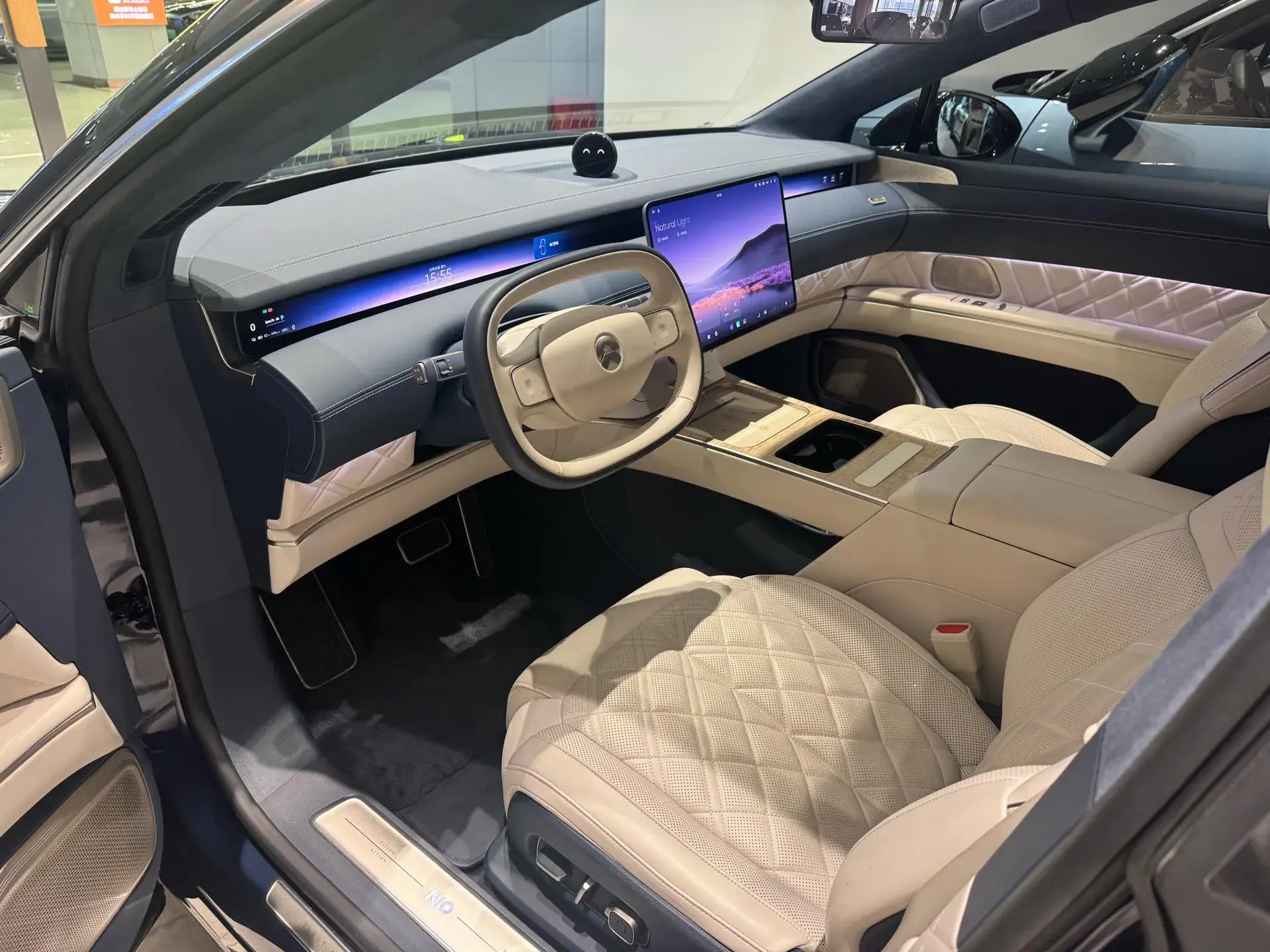 2025 NIO ET9 thumbnail 4