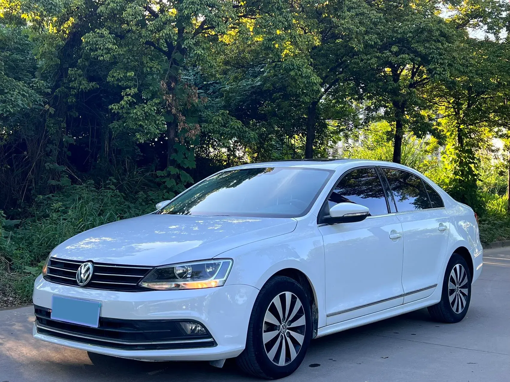 2018 VOLKSWAGEN SAGITAR view 1