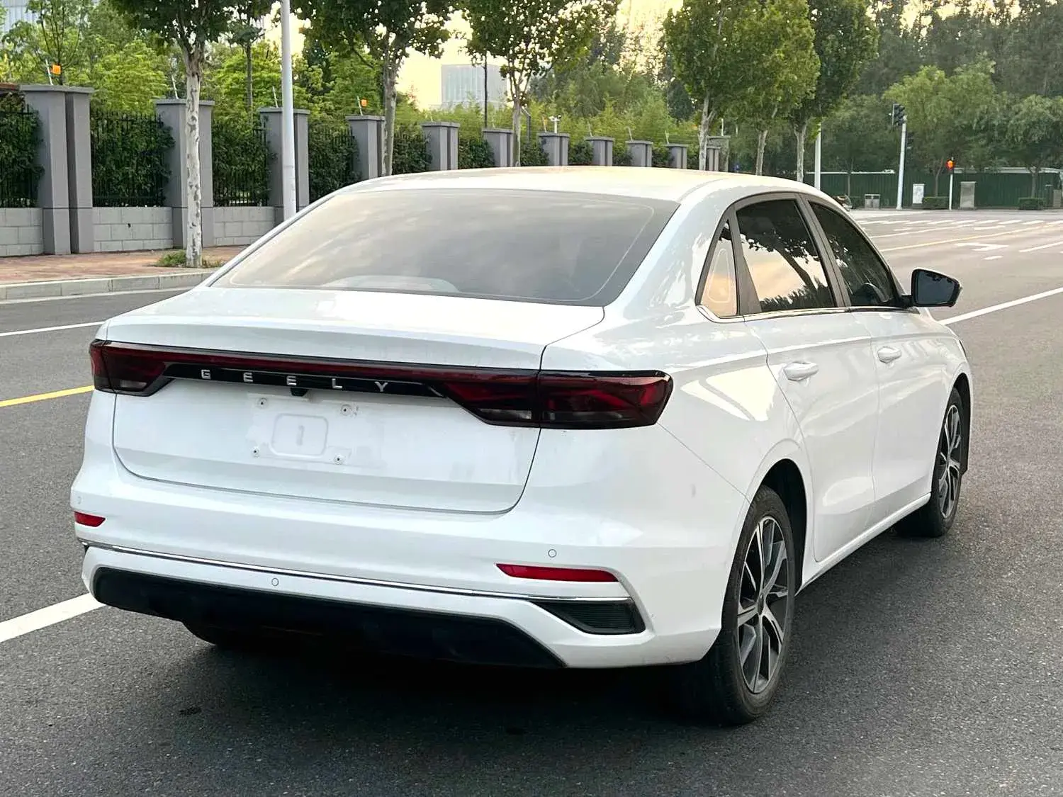 2022 GEELY EMGRAND thumbnail 4