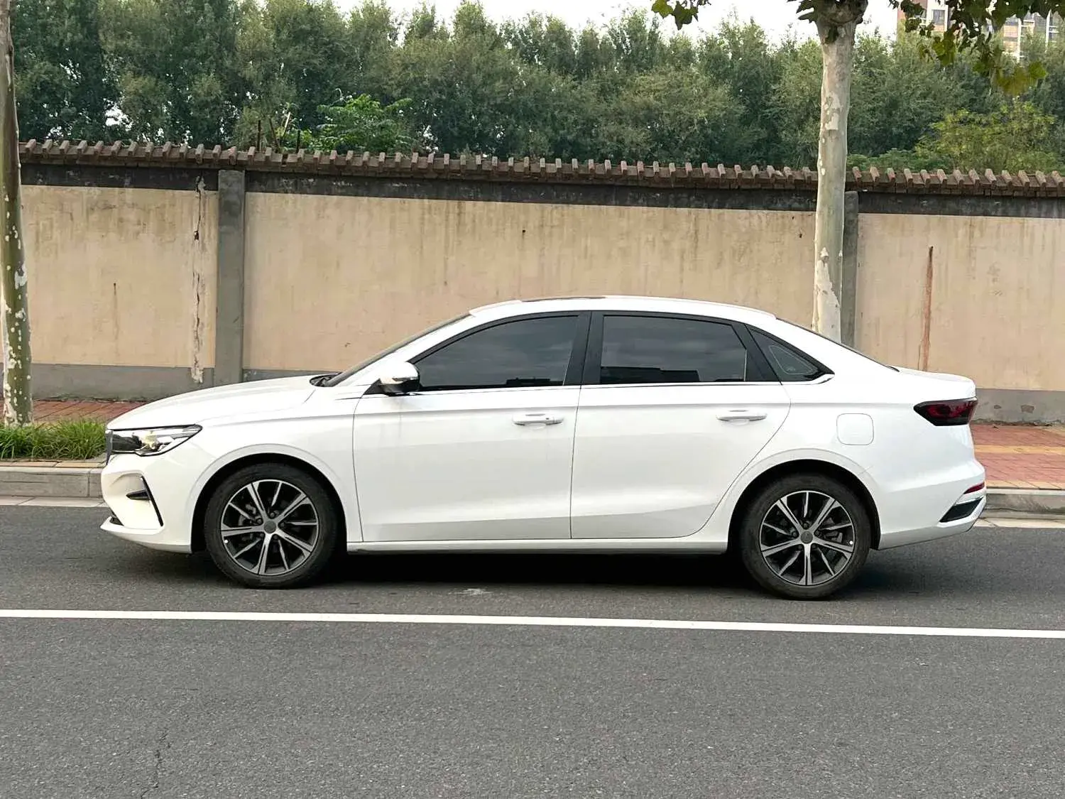 2022 GEELY EMGRAND thumbnail 3