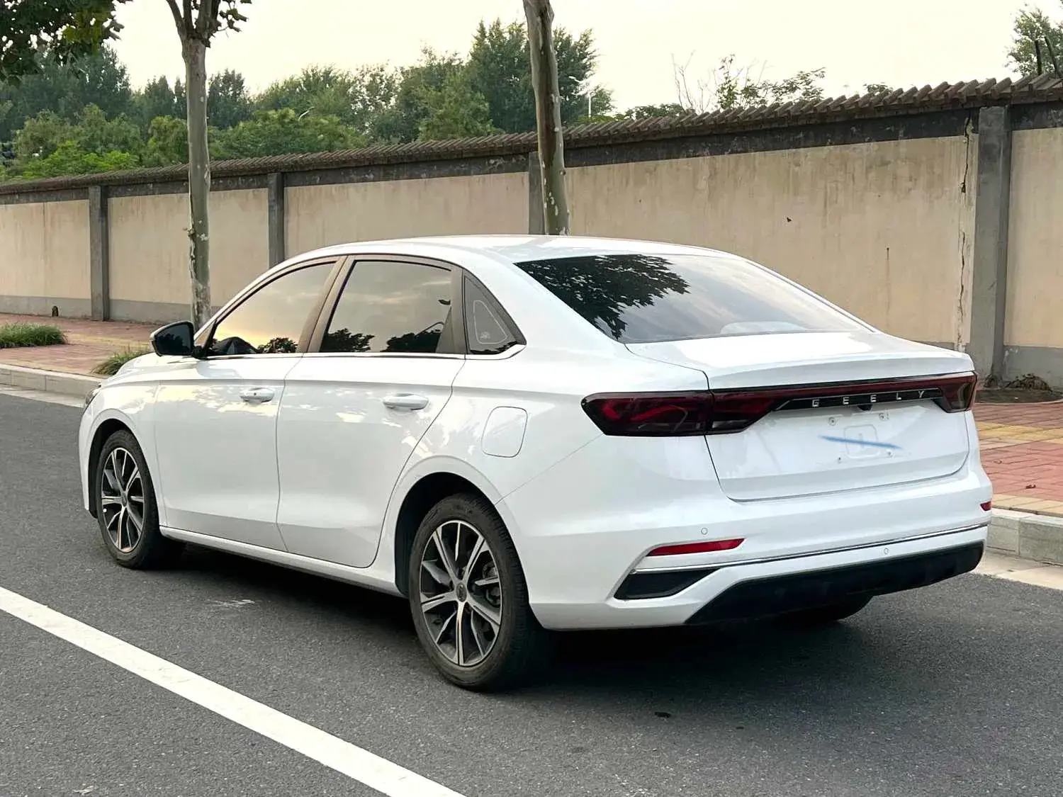 2022 GEELY EMGRAND thumbnail 2