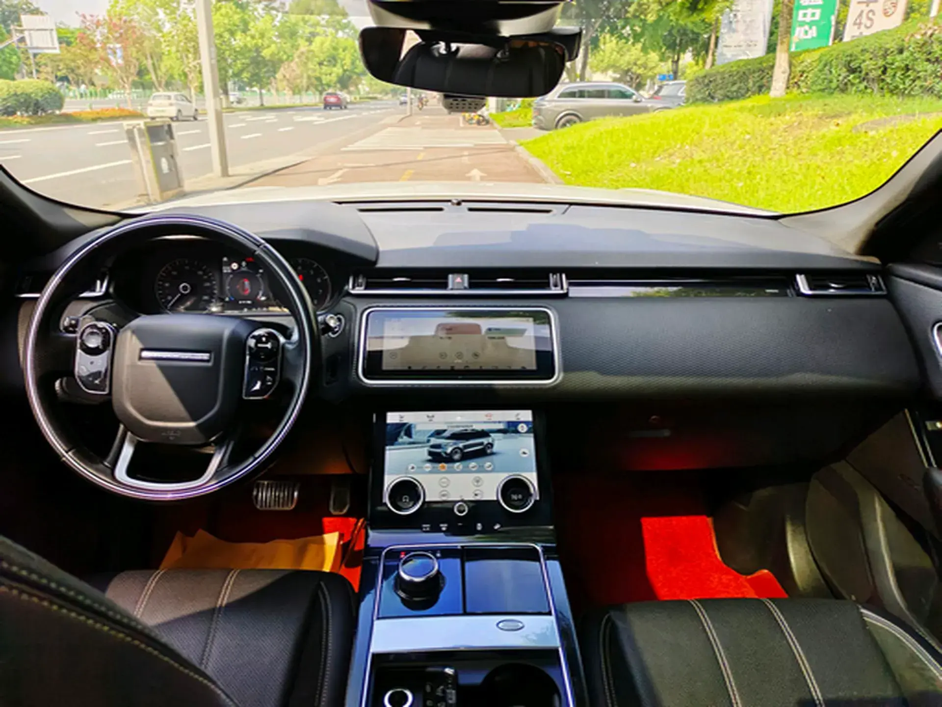 2019 LAND ROVER thumbnail 4