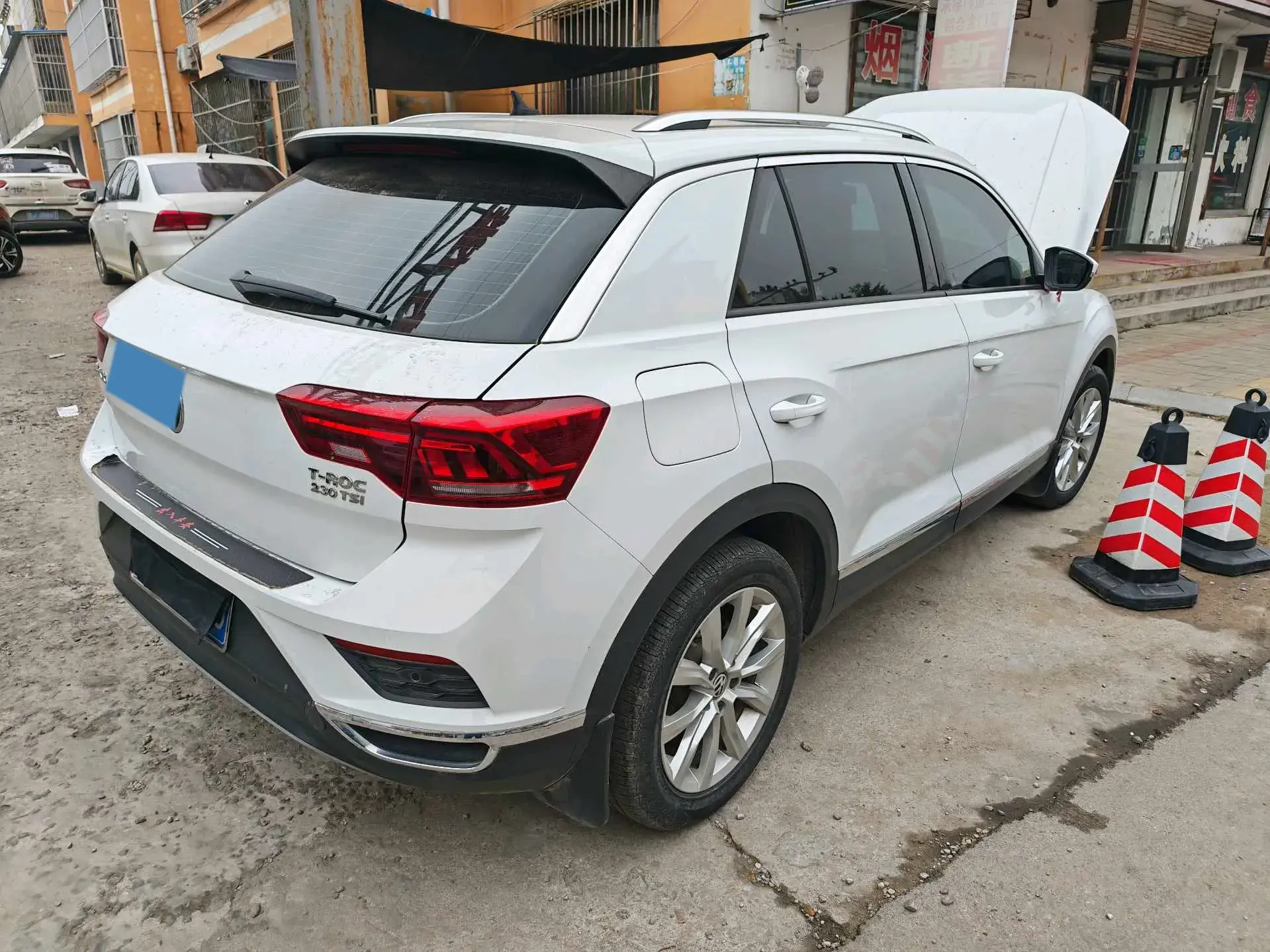 2019 VOLKSWAGEN T-ROC thumbnail 4