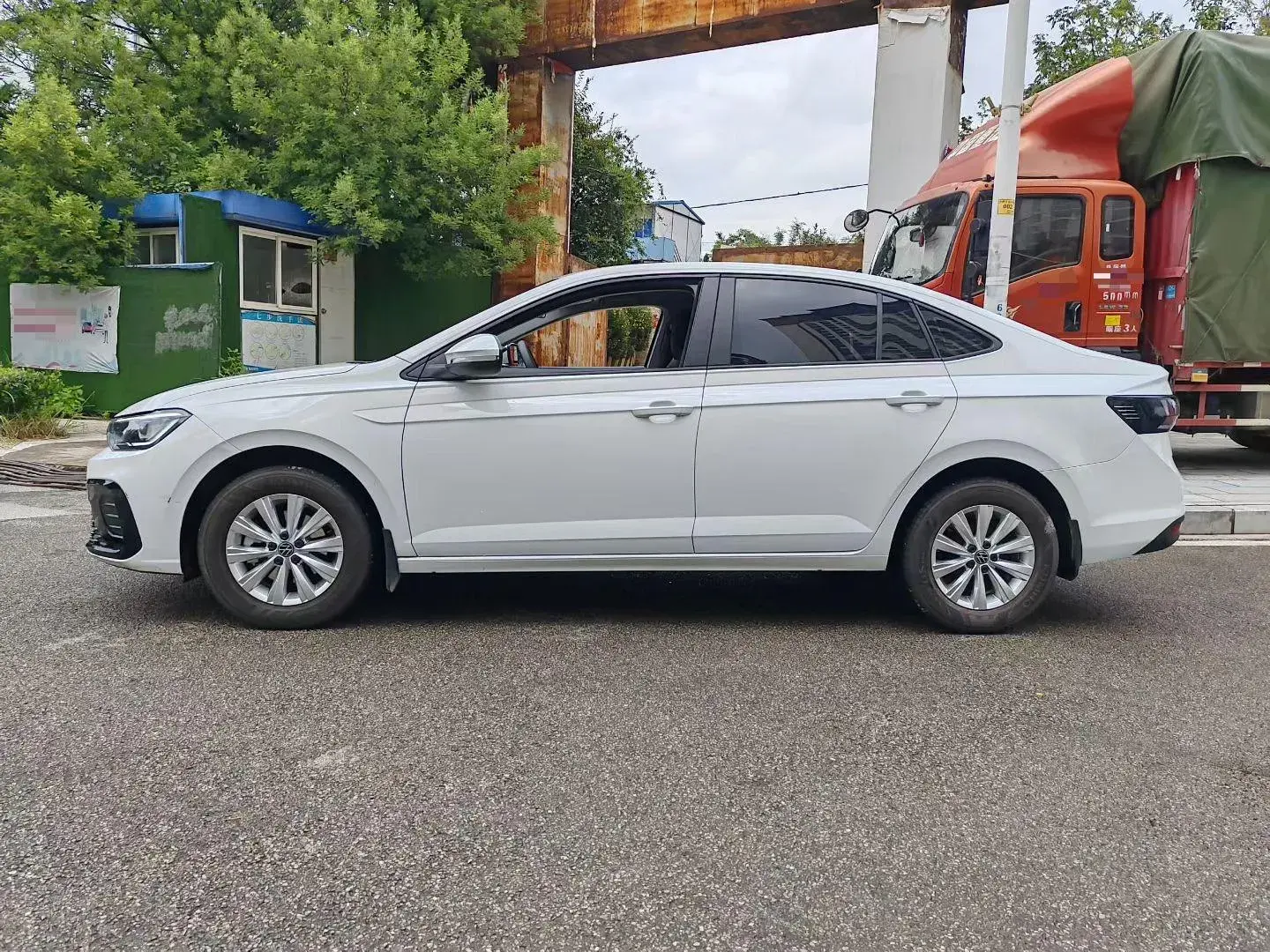 2023 VOLKSWAGEN LAVIDA thumbnail 3