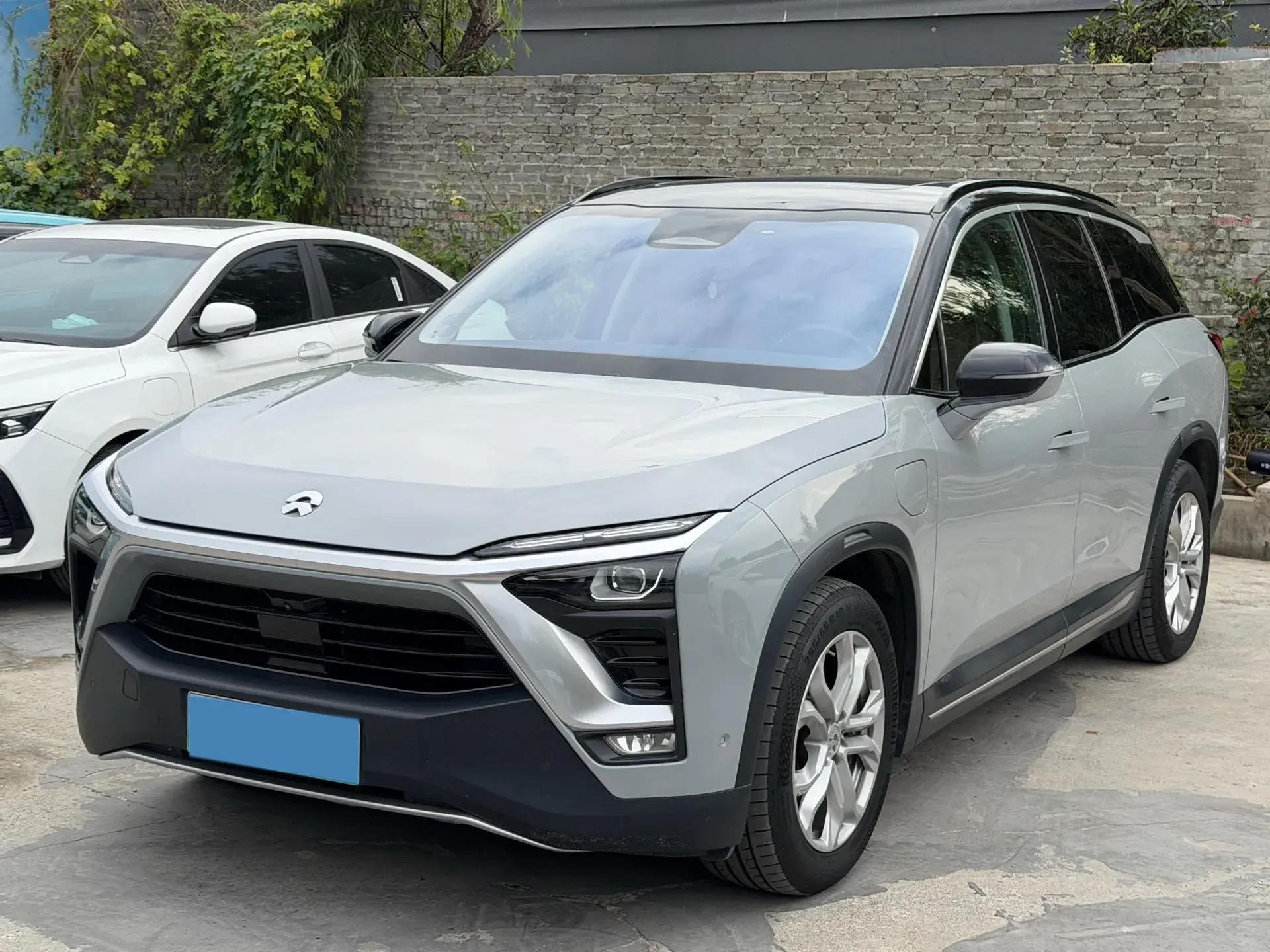 2018 NIO ES8 view 1