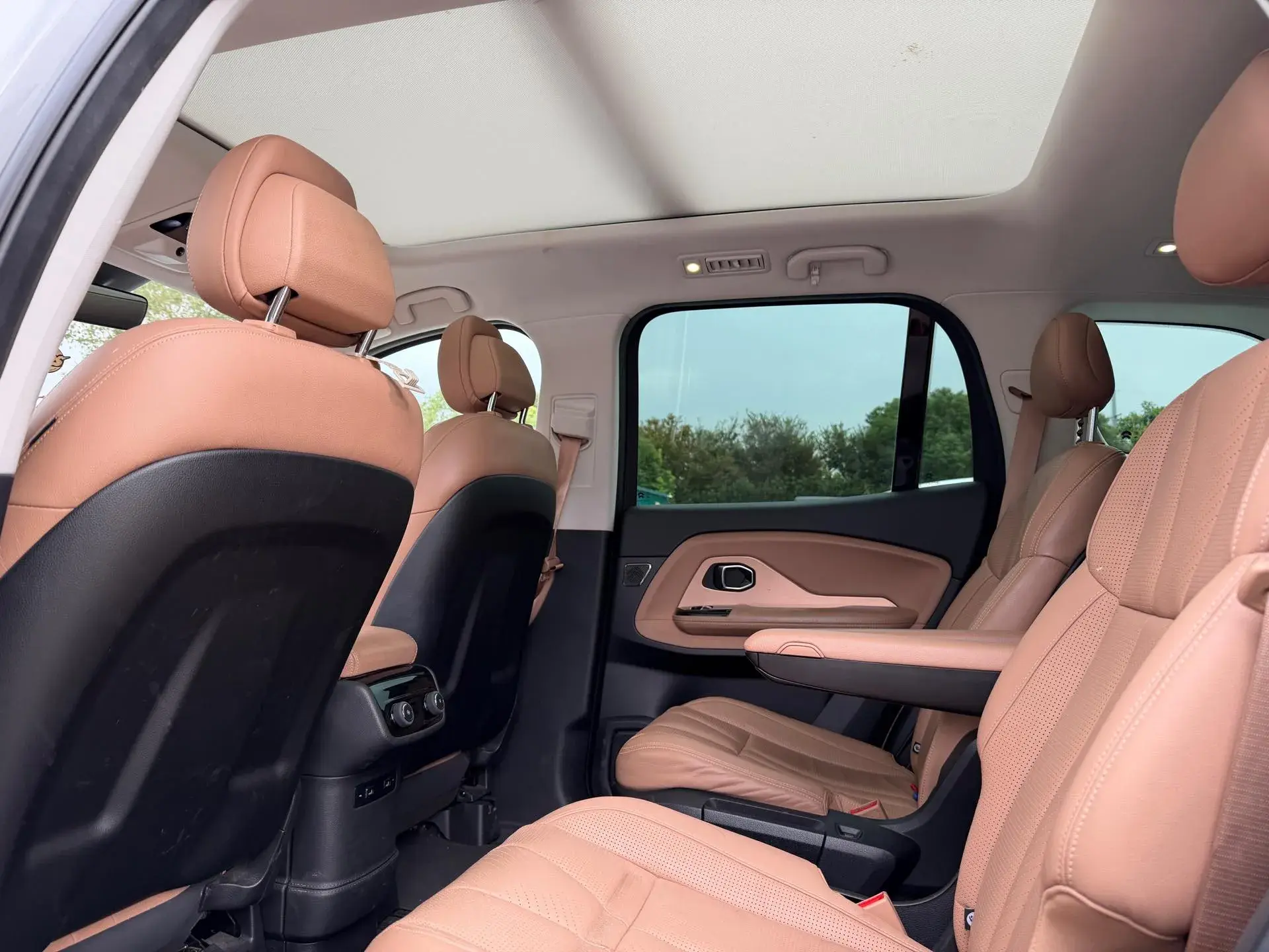 2018 NIO ES8 thumbnail 4