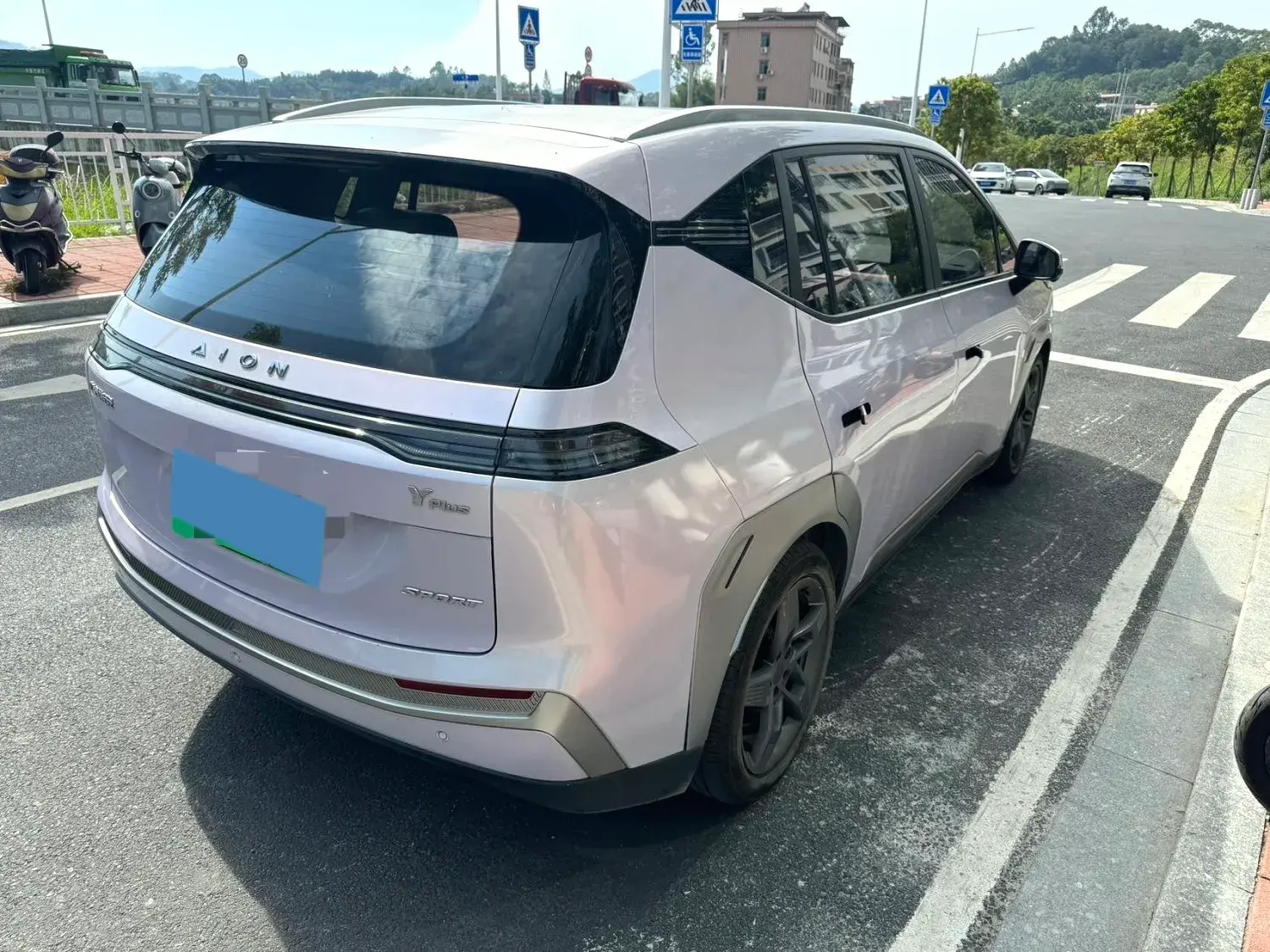 2023 AION Y thumbnail 3