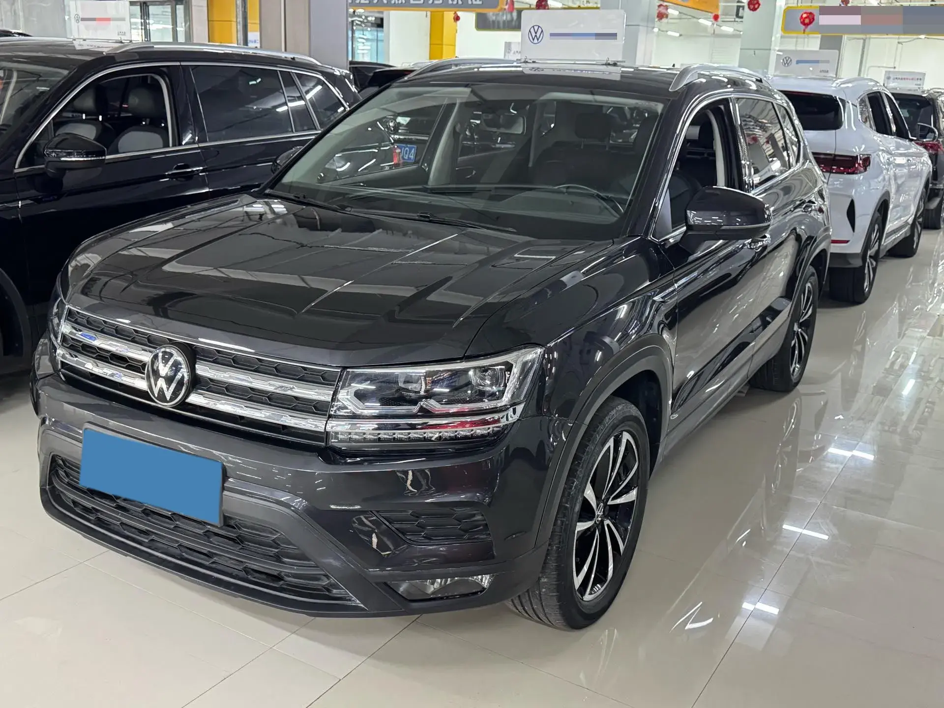 2021 VOLKSWAGEN THARU view 1