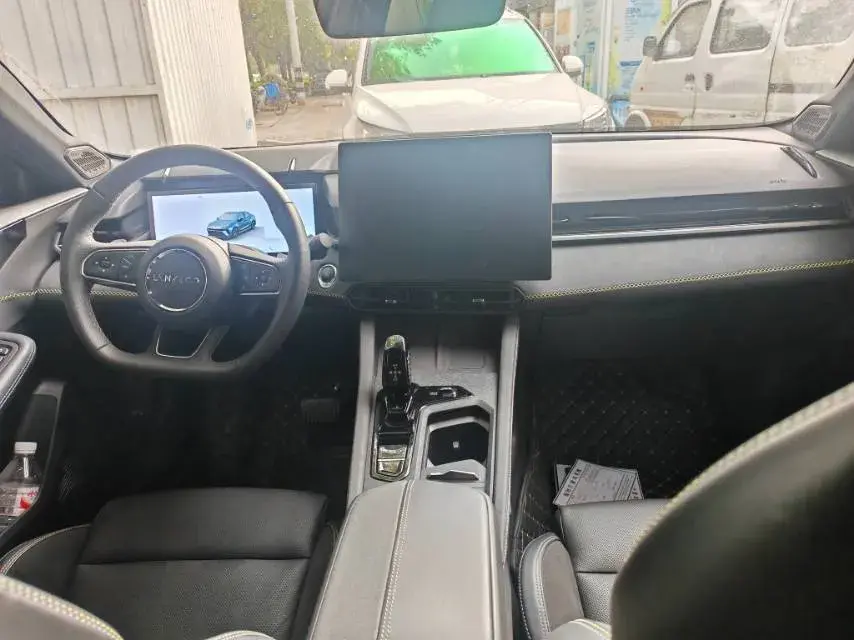 2025 LYNK&CO 03 thumbnail 4