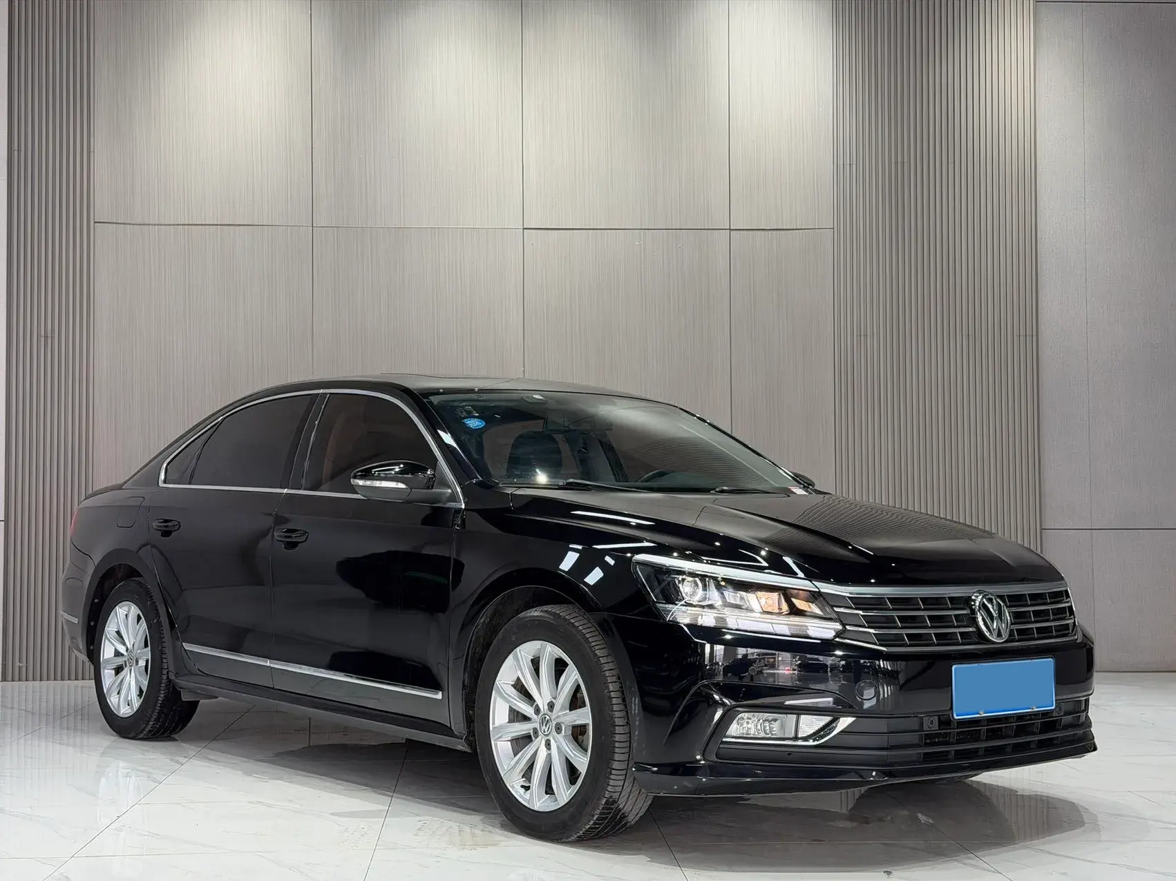 2017 VOLKSWAGEN PASSAT thumbnail 3