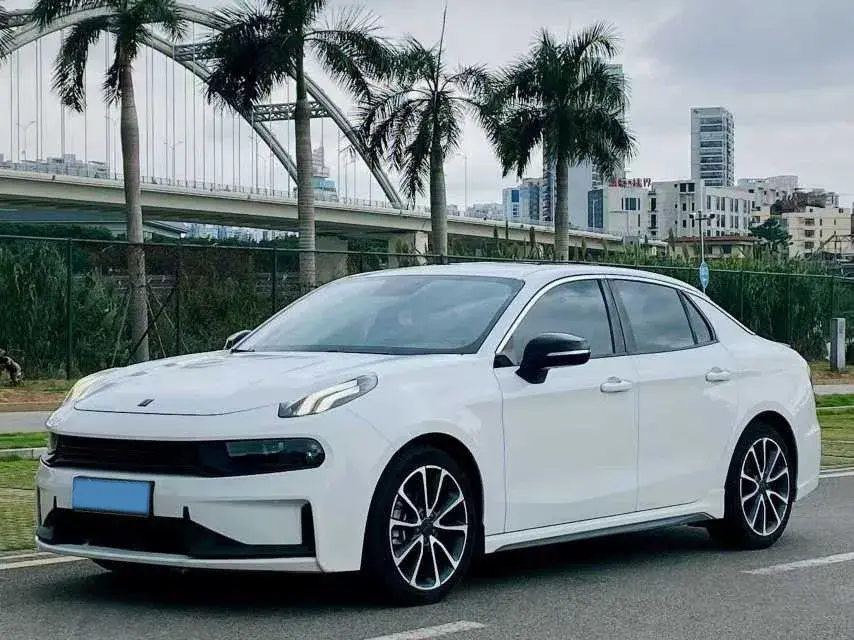 2019 LYNK&CO 03 view 1