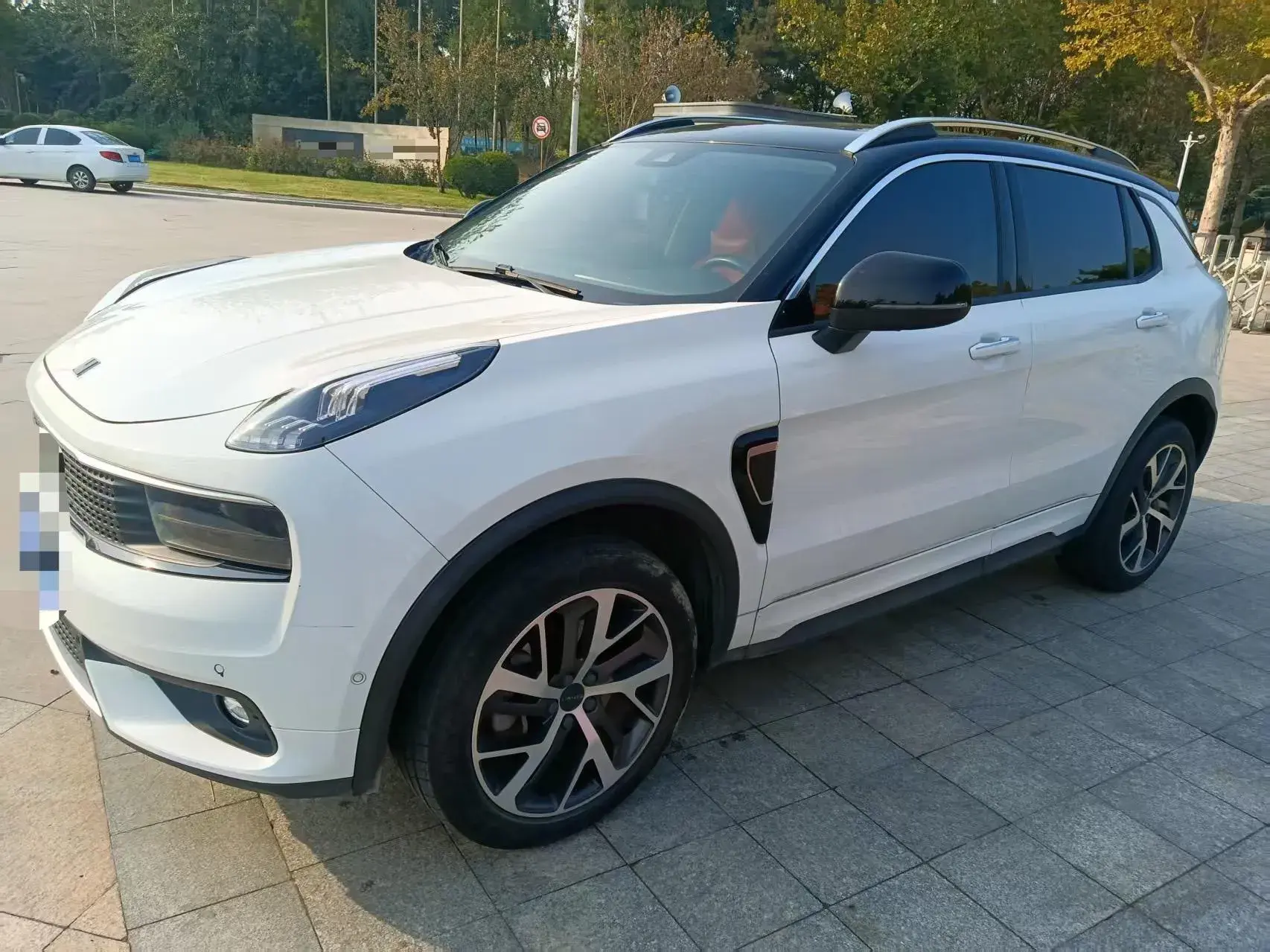 2017 LYNK&CO 01 view 1