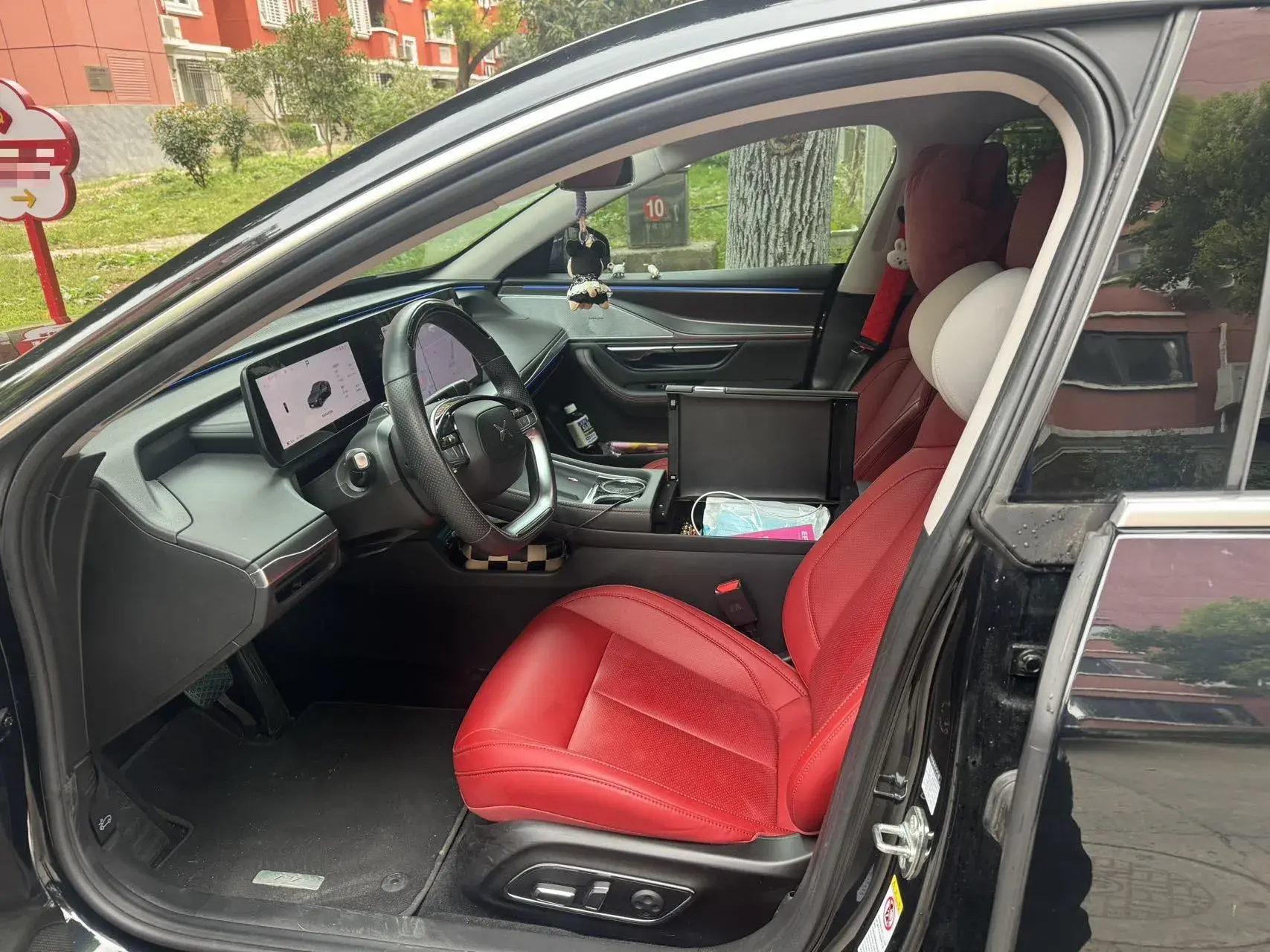 2023 XPENG P7 thumbnail 4