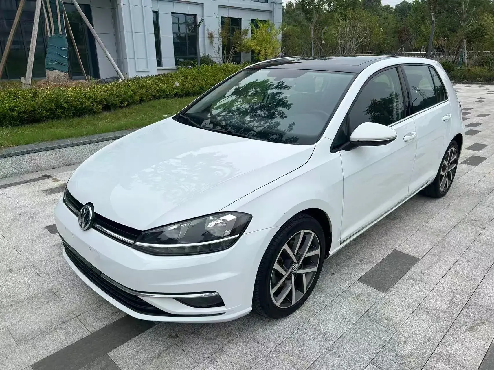 2018 VOLKSWAGEN GOLF view 1