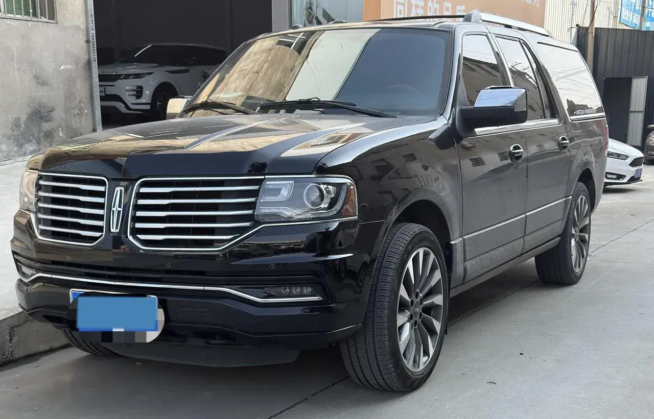 2017 LINCOLN NAVIGATOR view 1