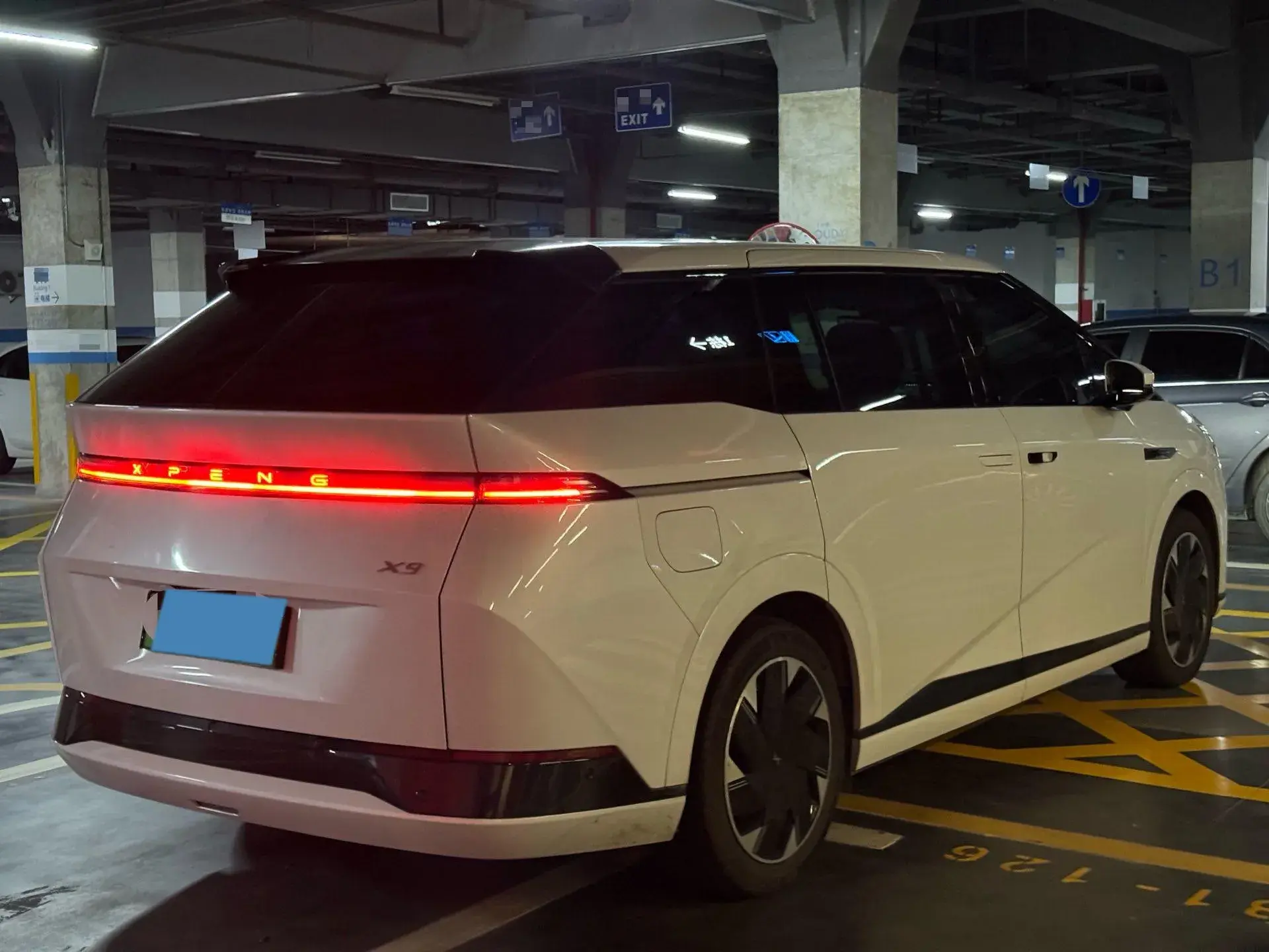 2024 XPENG X9 thumbnail 4