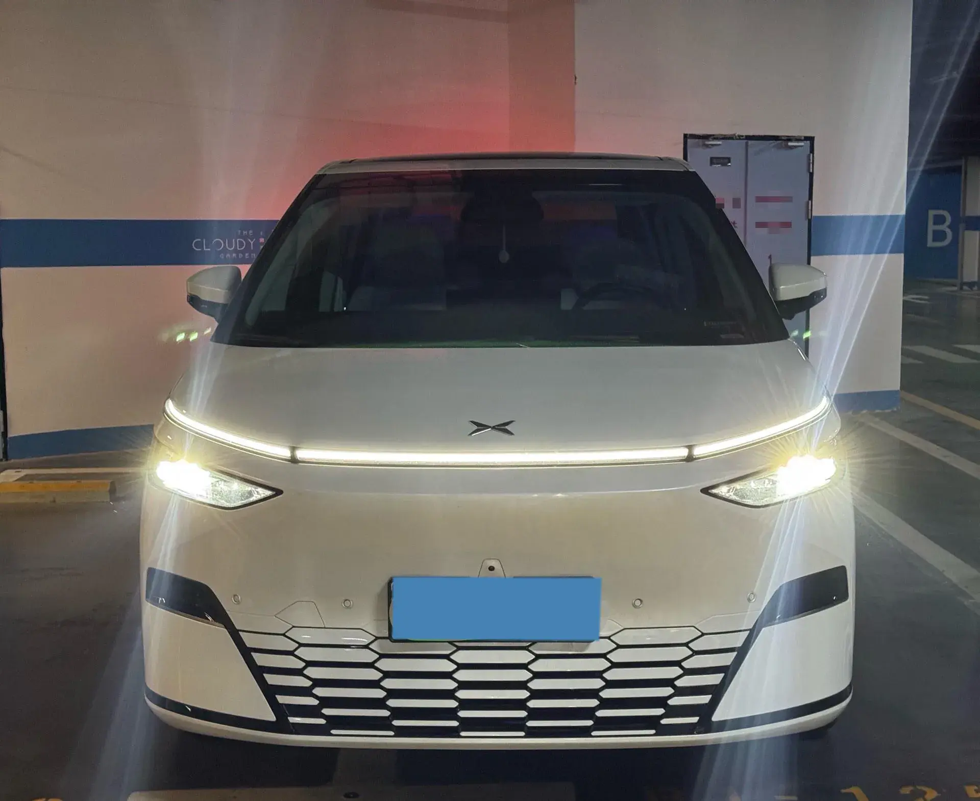 2024 XPENG X9 thumbnail 2