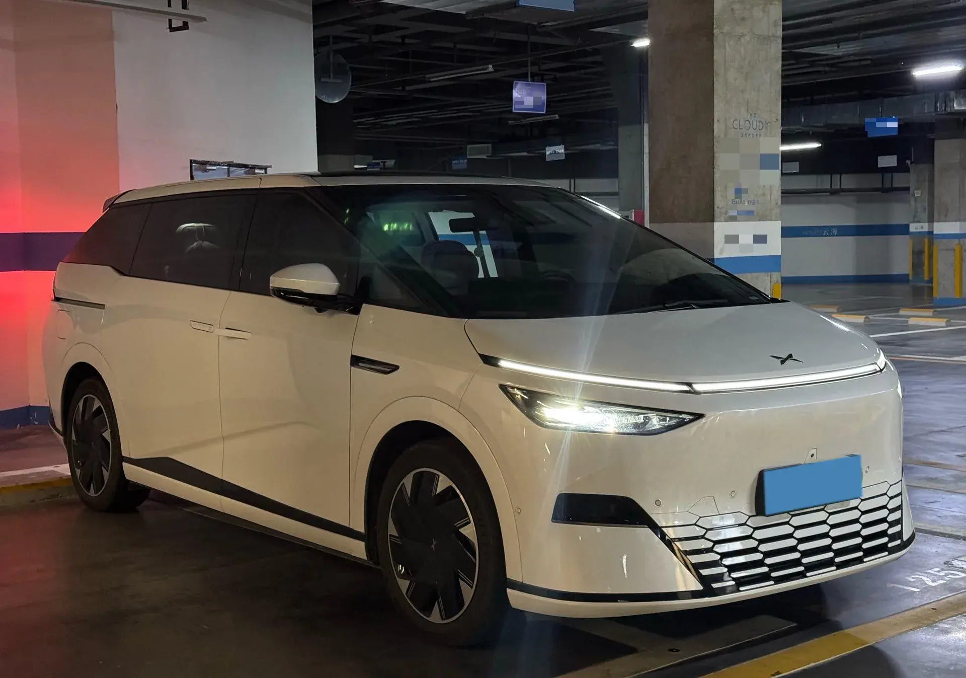 2024 XPENG X9 thumbnail 3