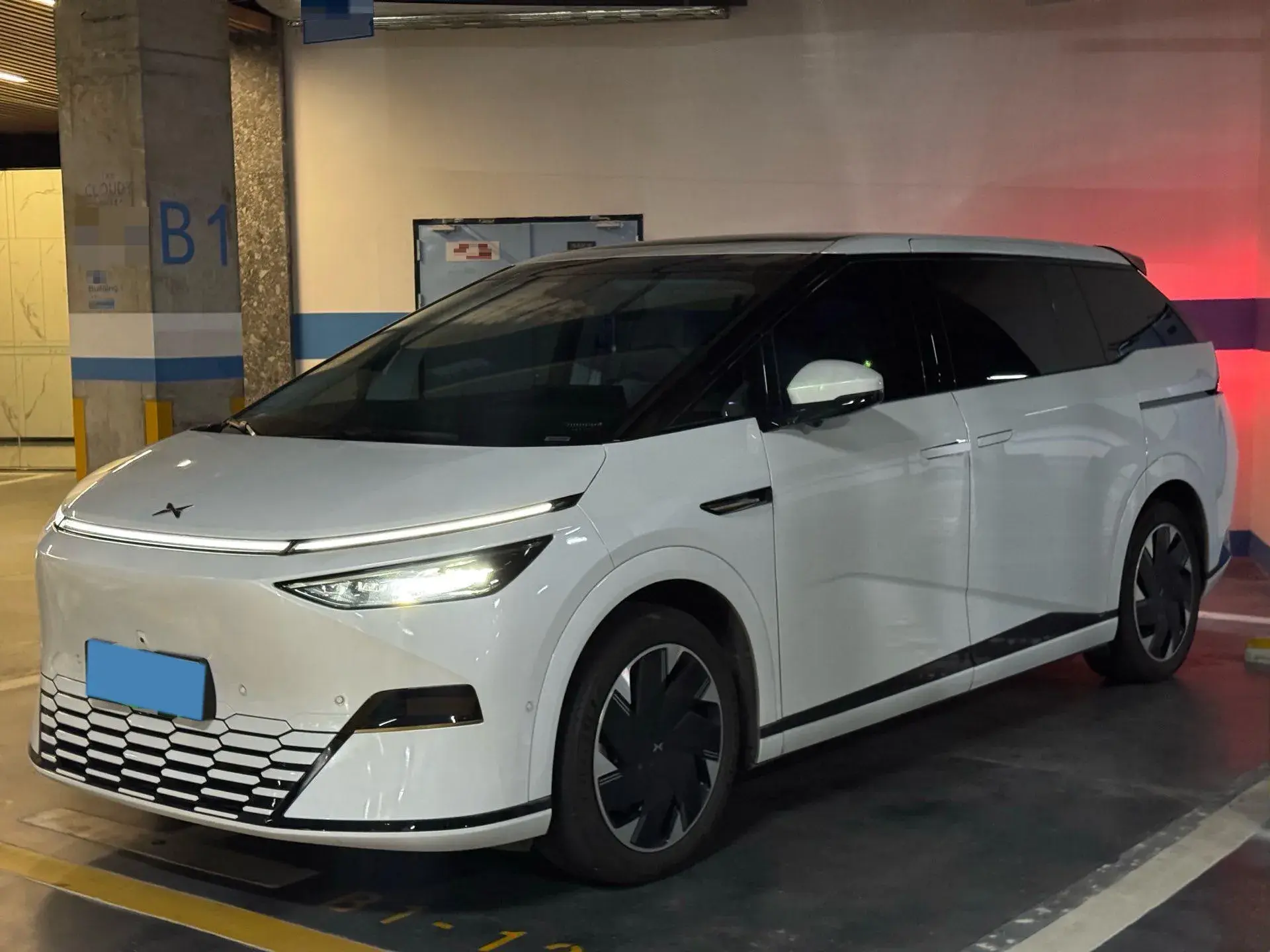 2024 XPENG X9 view 1