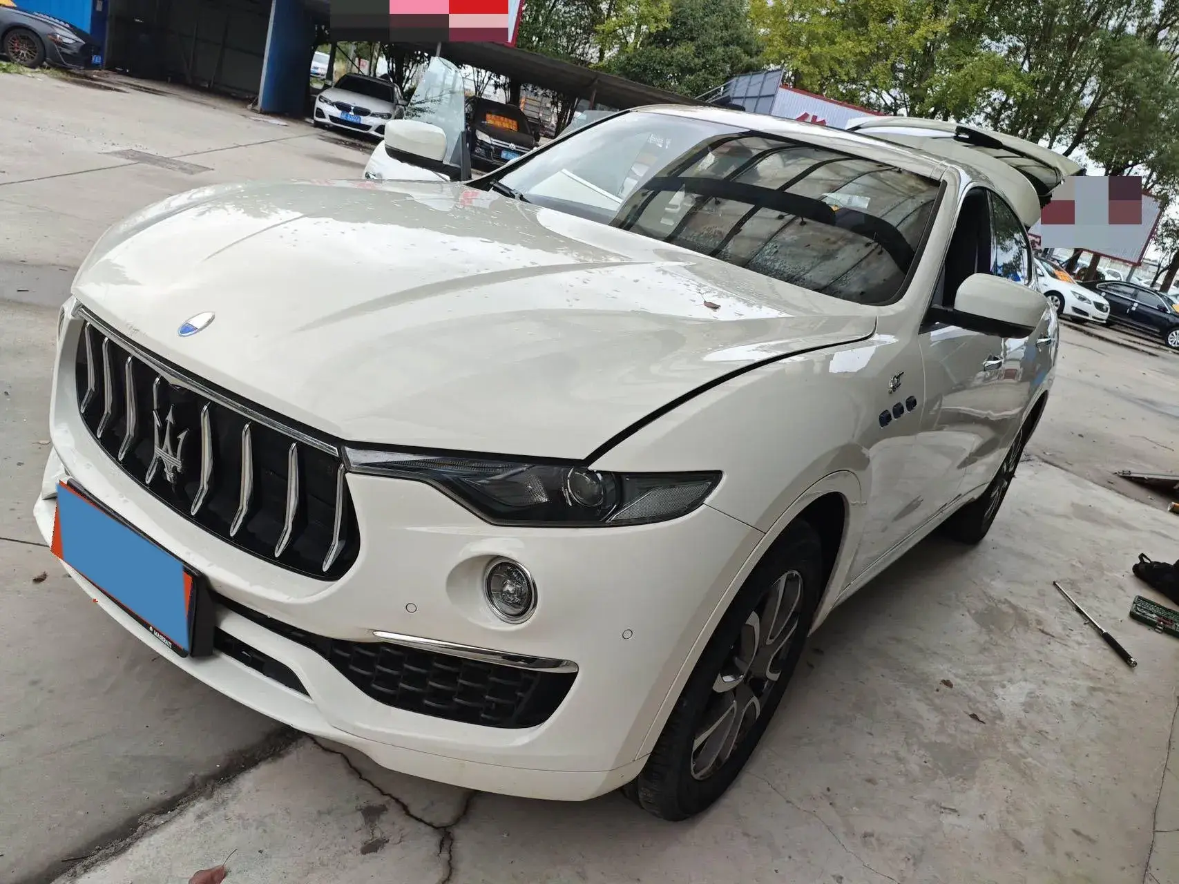 2022 MASERATI LEVANTE view 1