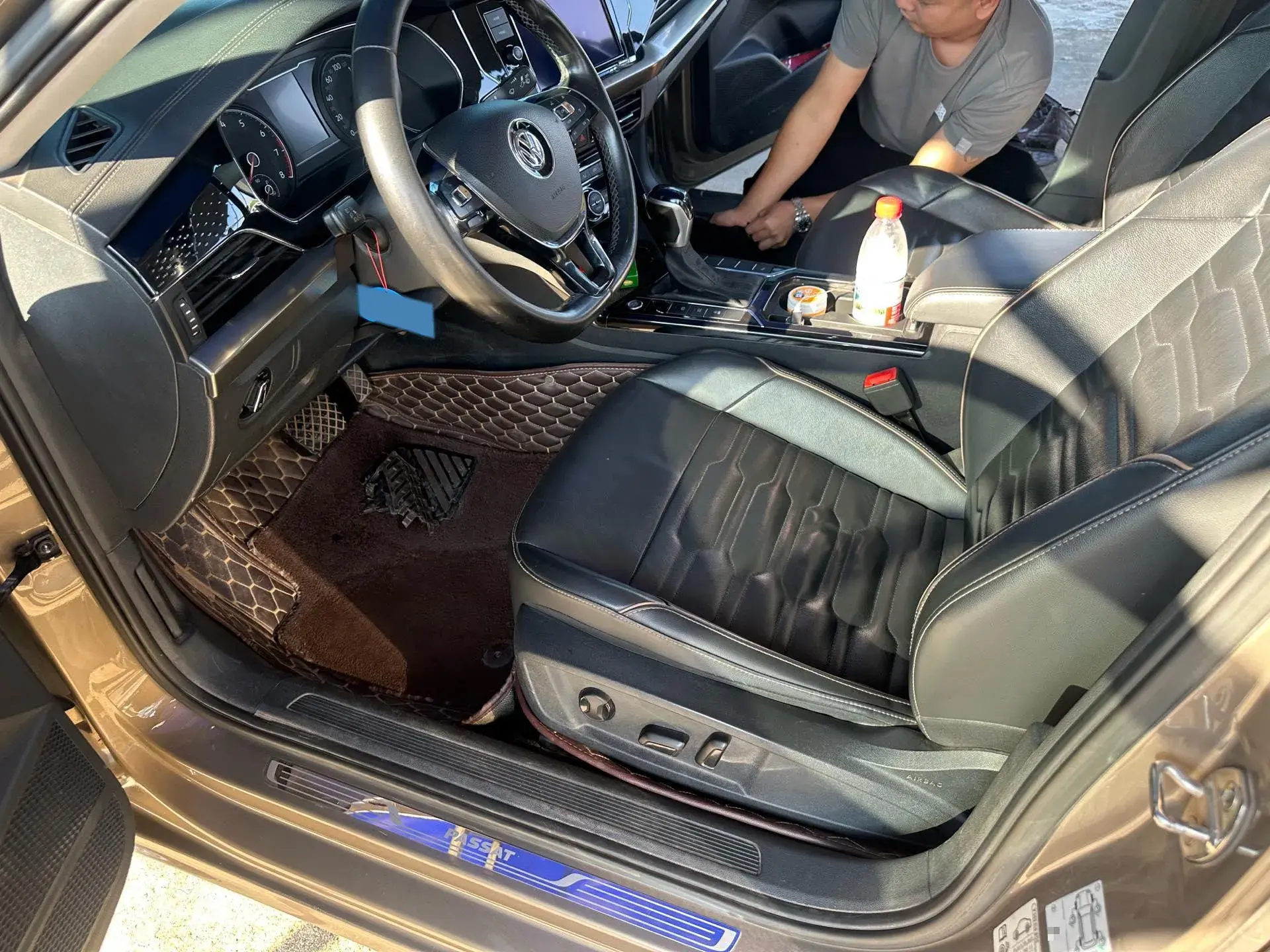 2019 VOLKSWAGEN PASSAT thumbnail 3