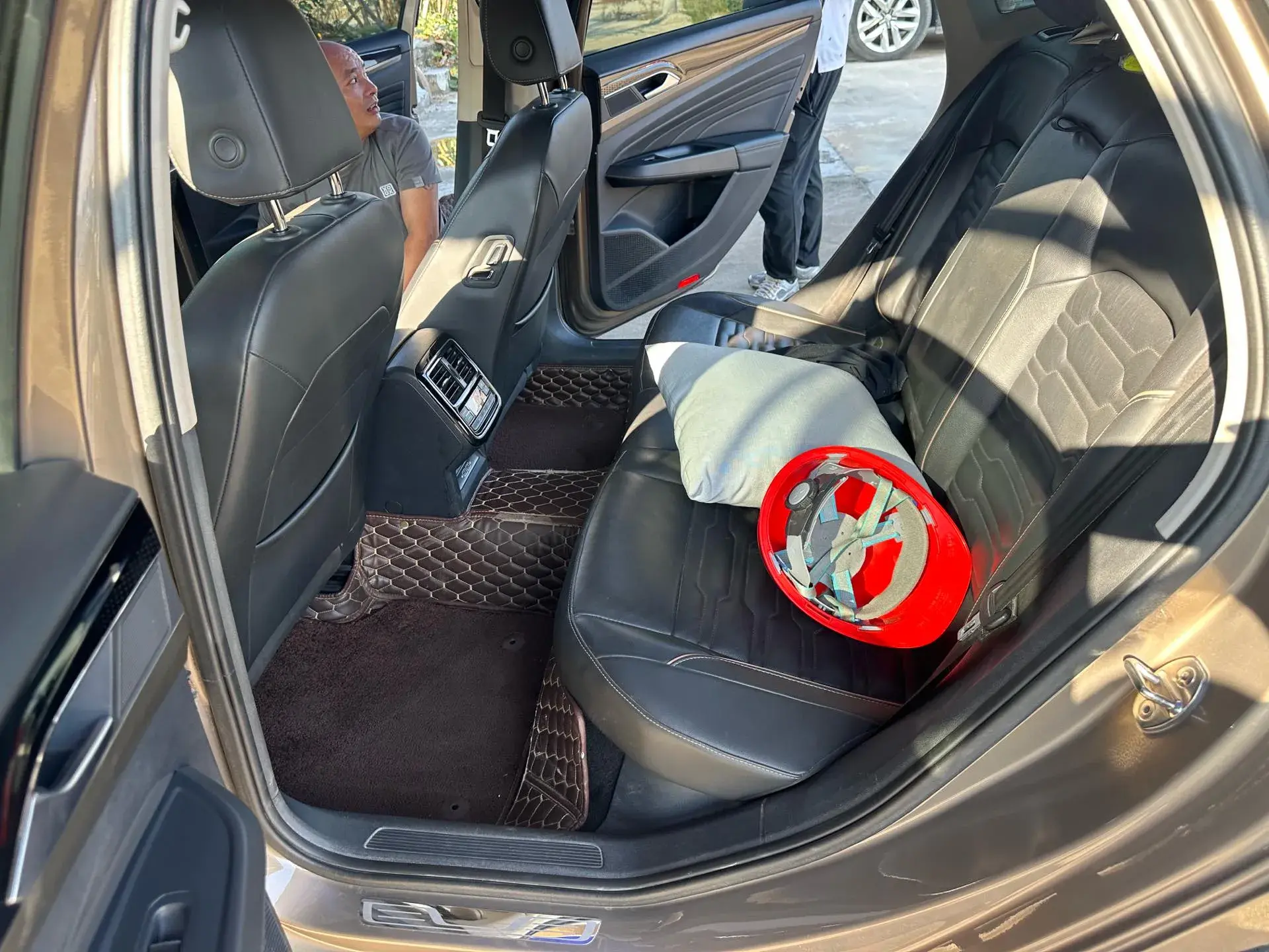 2019 VOLKSWAGEN PASSAT thumbnail 4