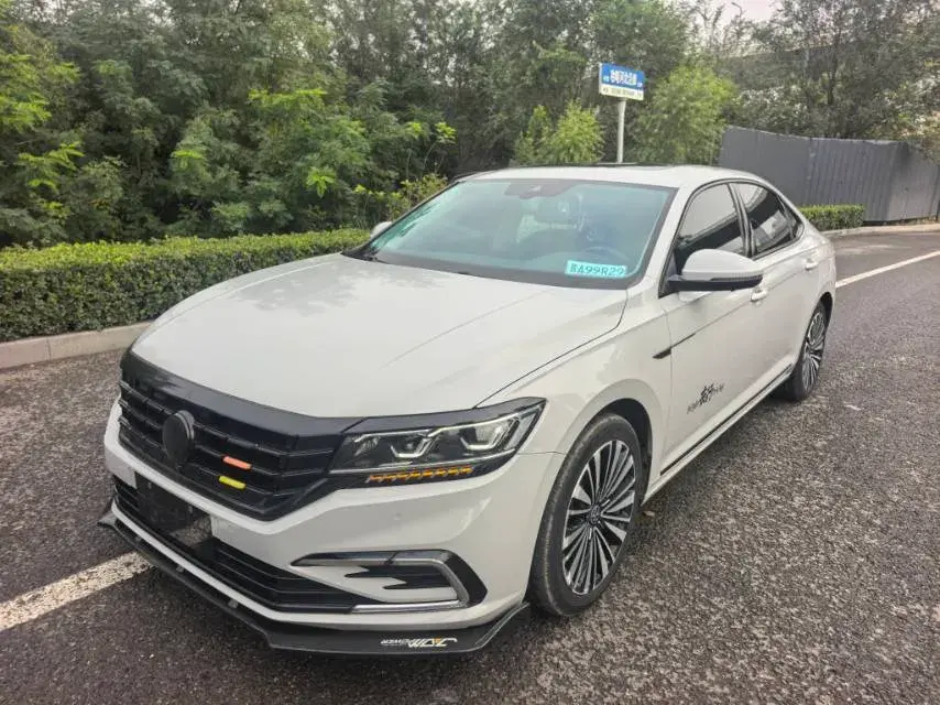 2021 VOLKSWAGEN PASSAT view 1