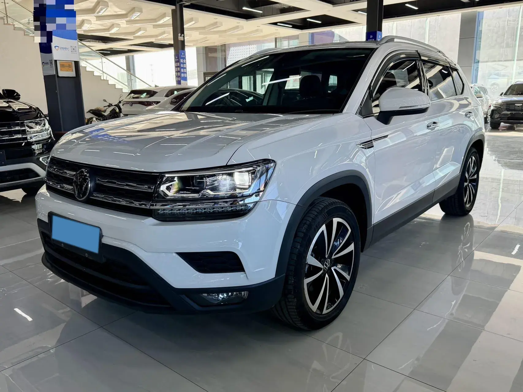 2022 VOLKSWAGEN THARU view 1