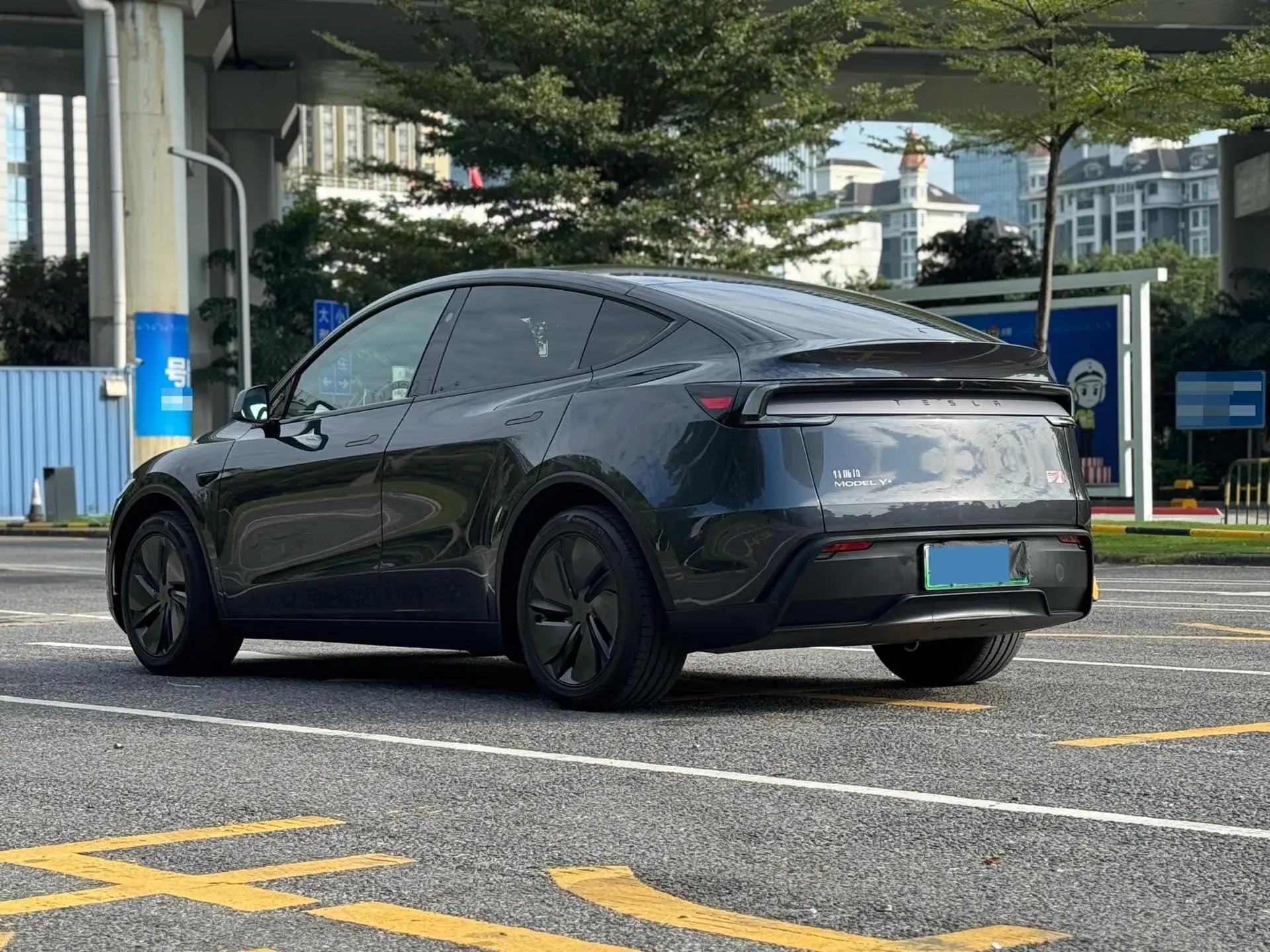 2025 TESLA MODEL thumbnail 4