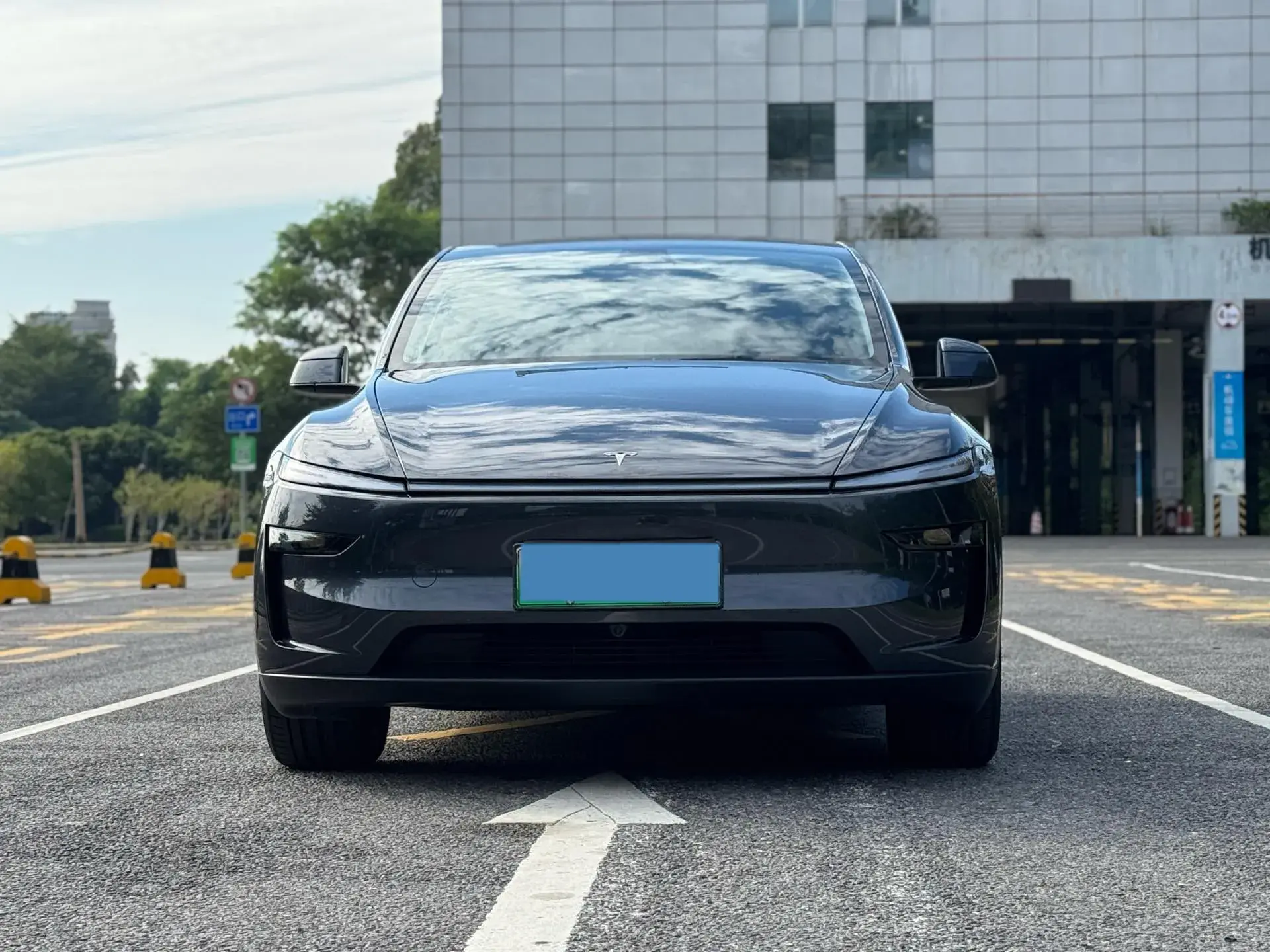 2025 TESLA MODEL thumbnail 2