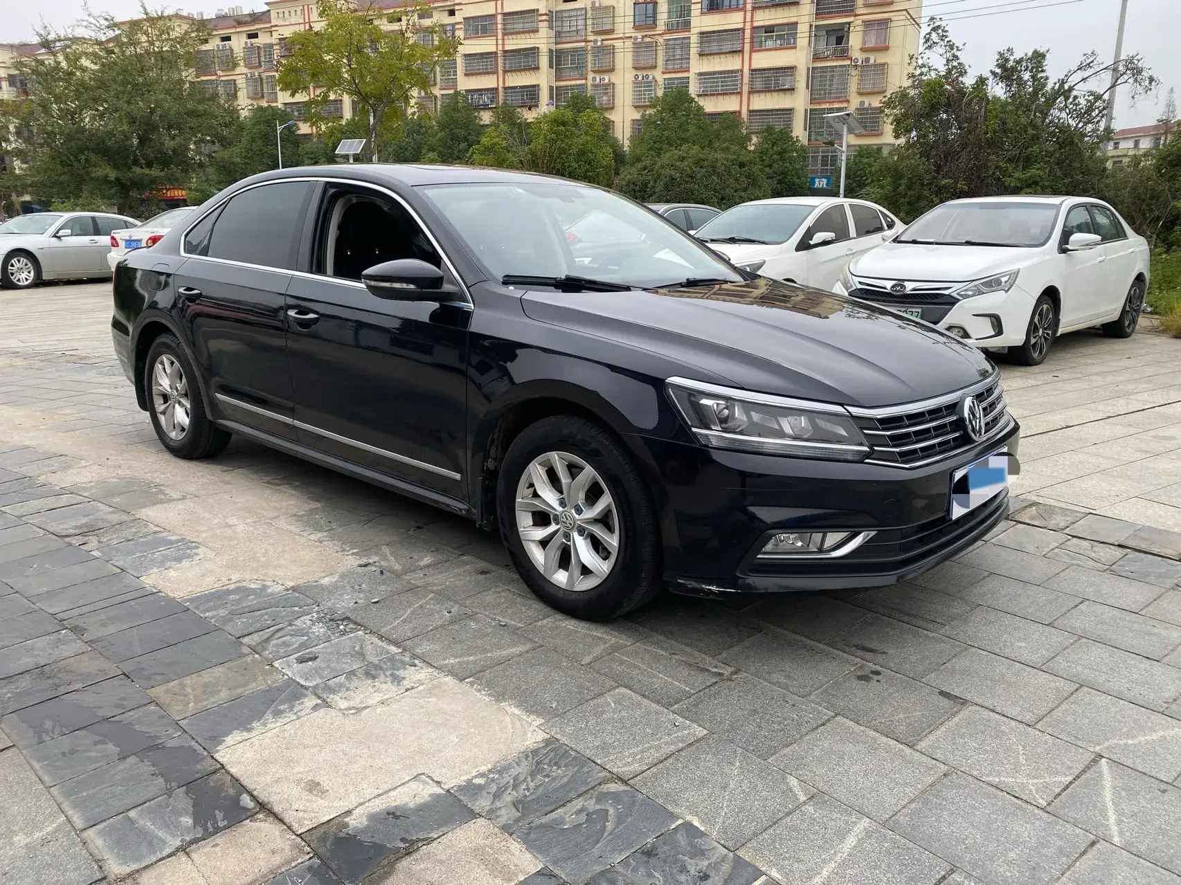 2017 VOLKSWAGEN PASSAT thumbnail 3