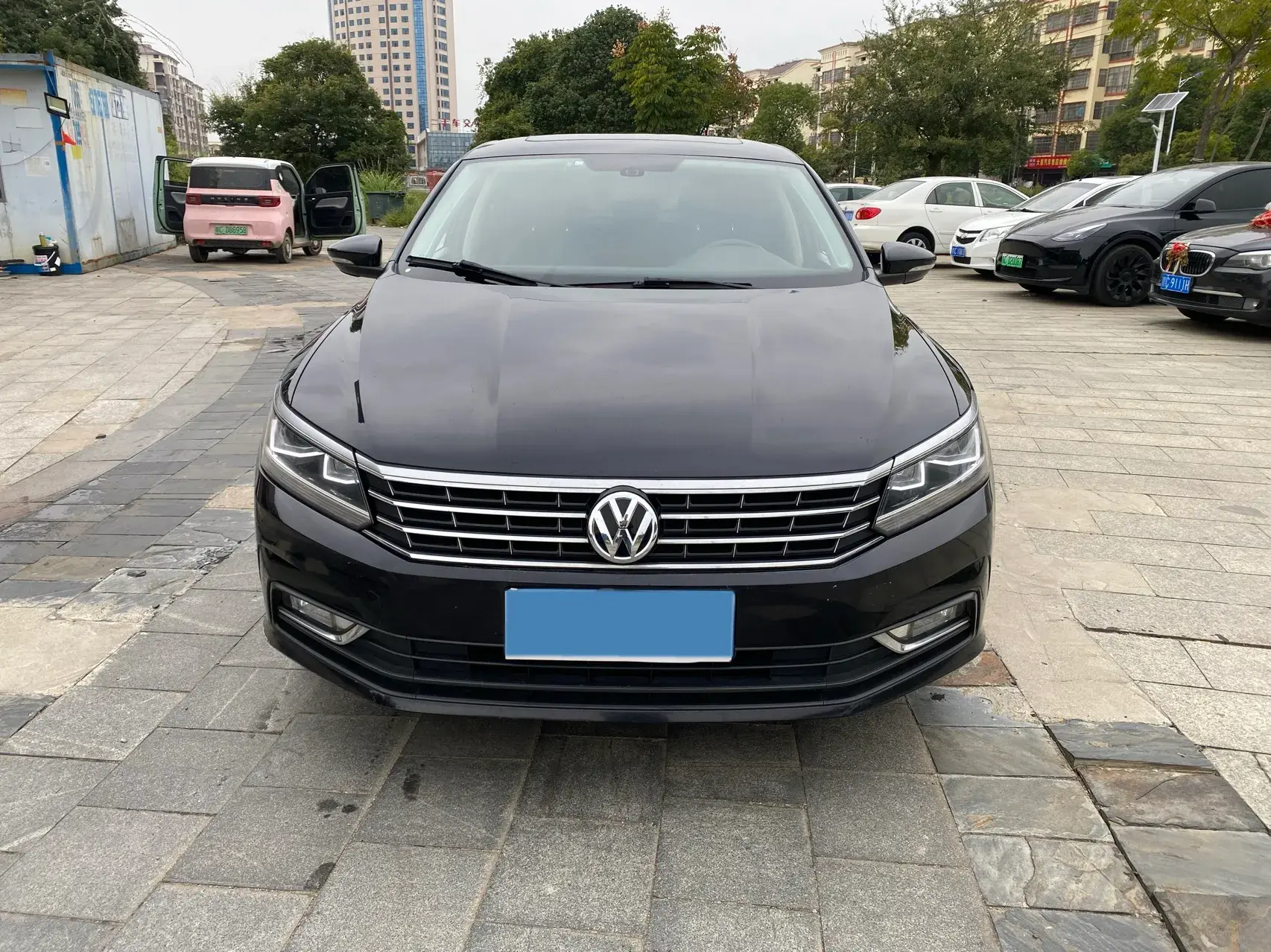 2017 VOLKSWAGEN PASSAT thumbnail 2