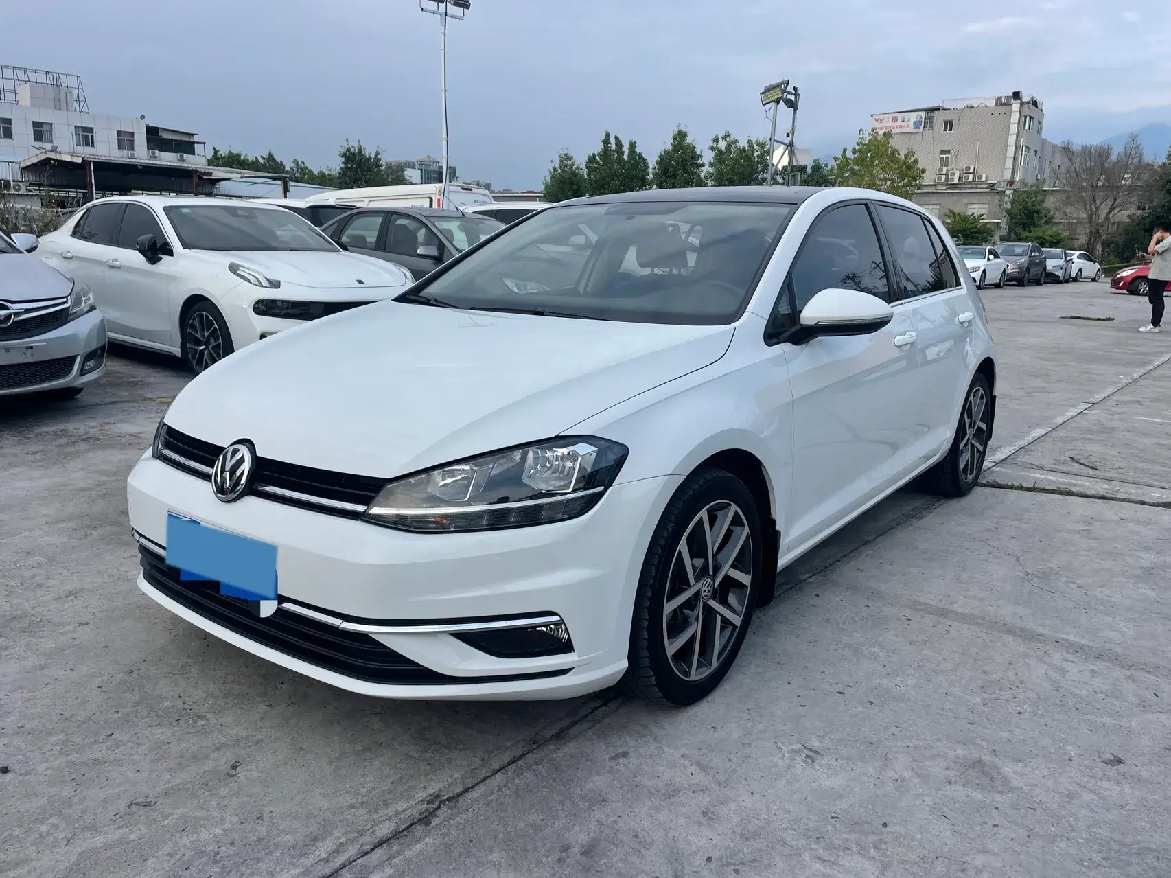 2020 VOLKSWAGEN GOLF view 1