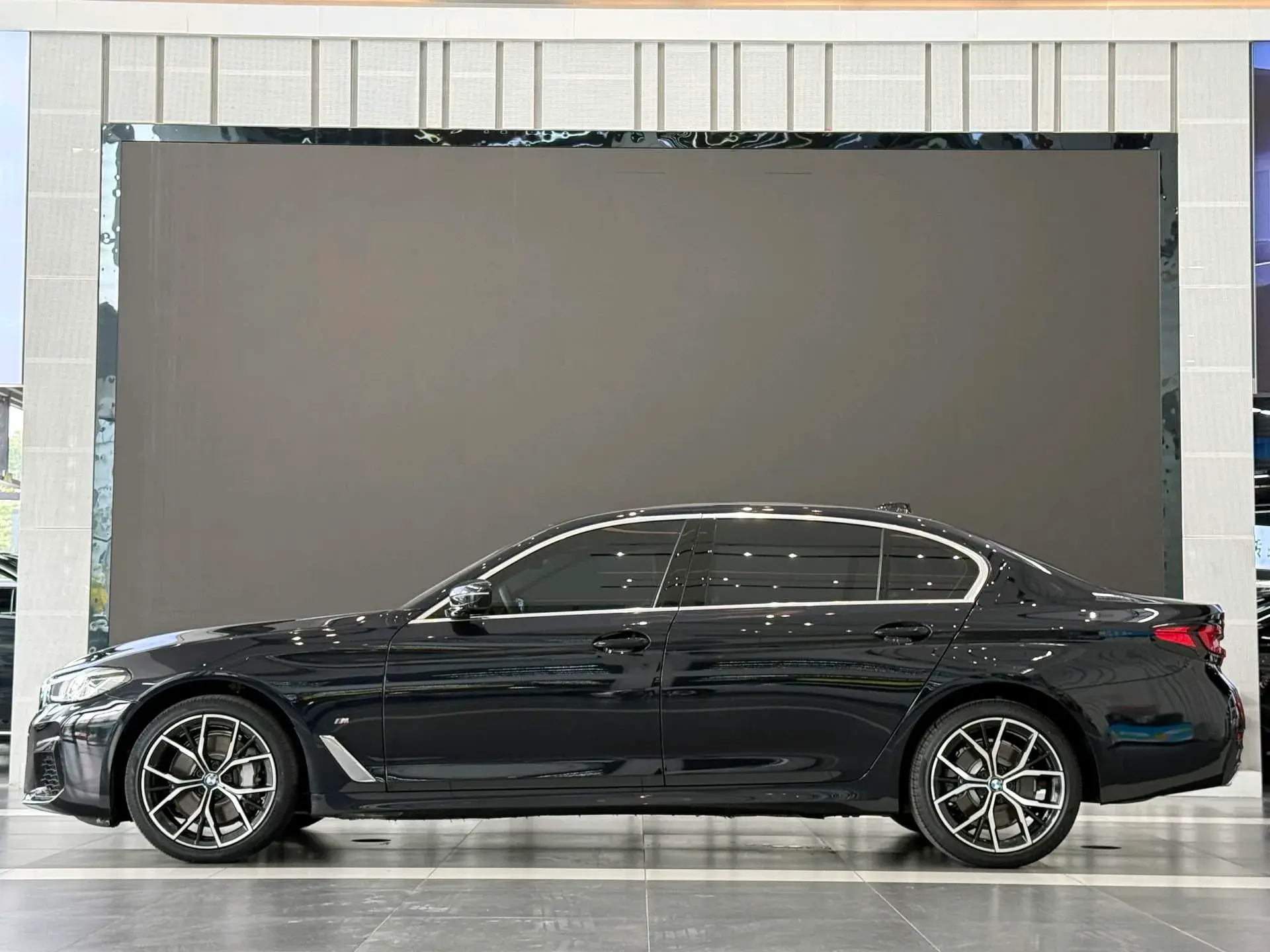 2021 BMW 5 thumbnail 4