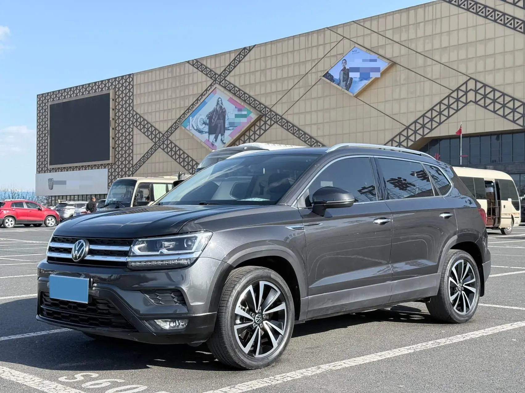 2022 VOLKSWAGEN THARU view 1