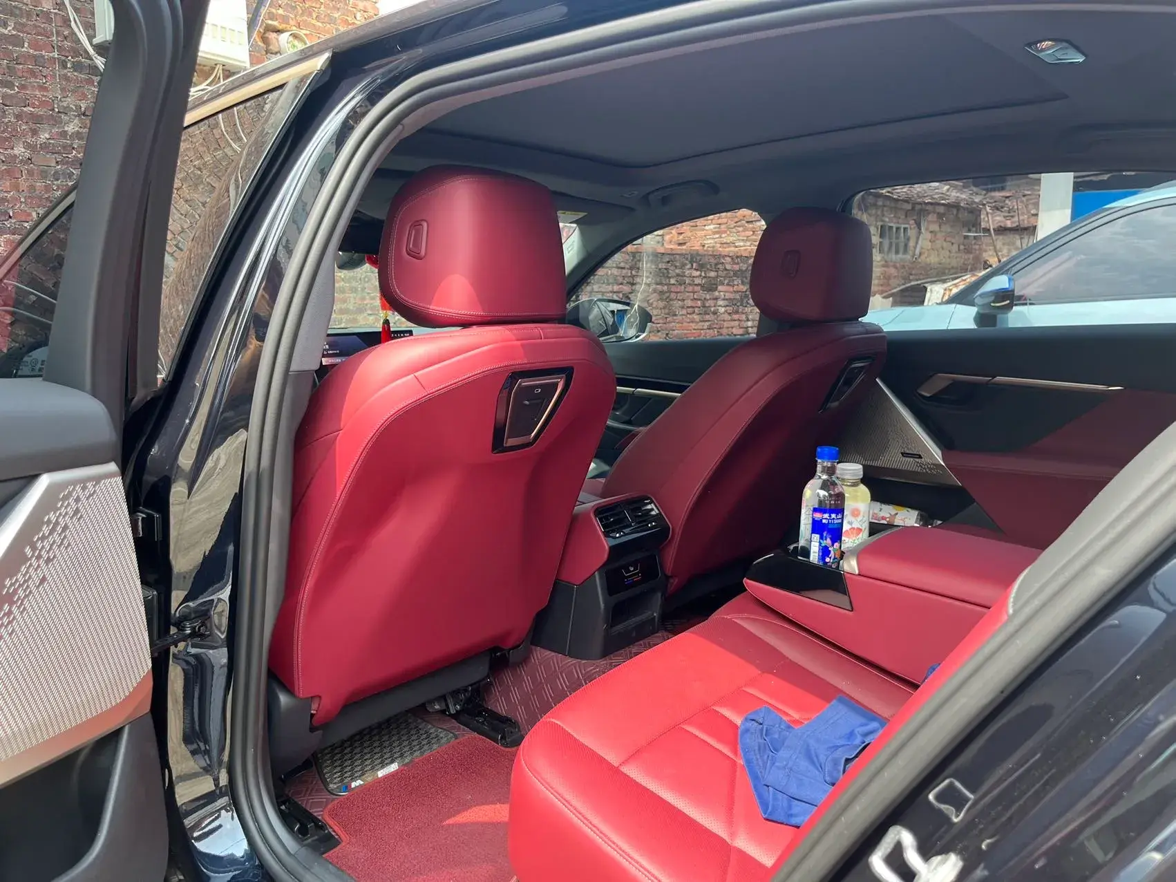 2024 BMW 5 thumbnail 3