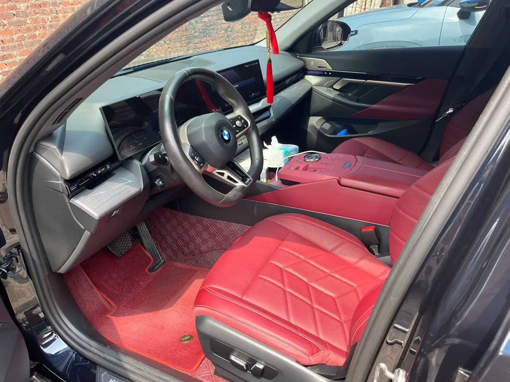 2024 BMW 5 thumbnail 2