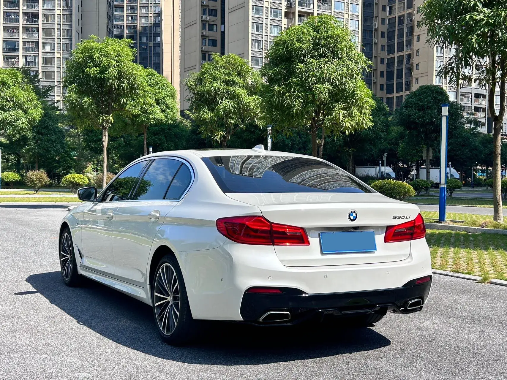 2020 BMW 5 thumbnail 4